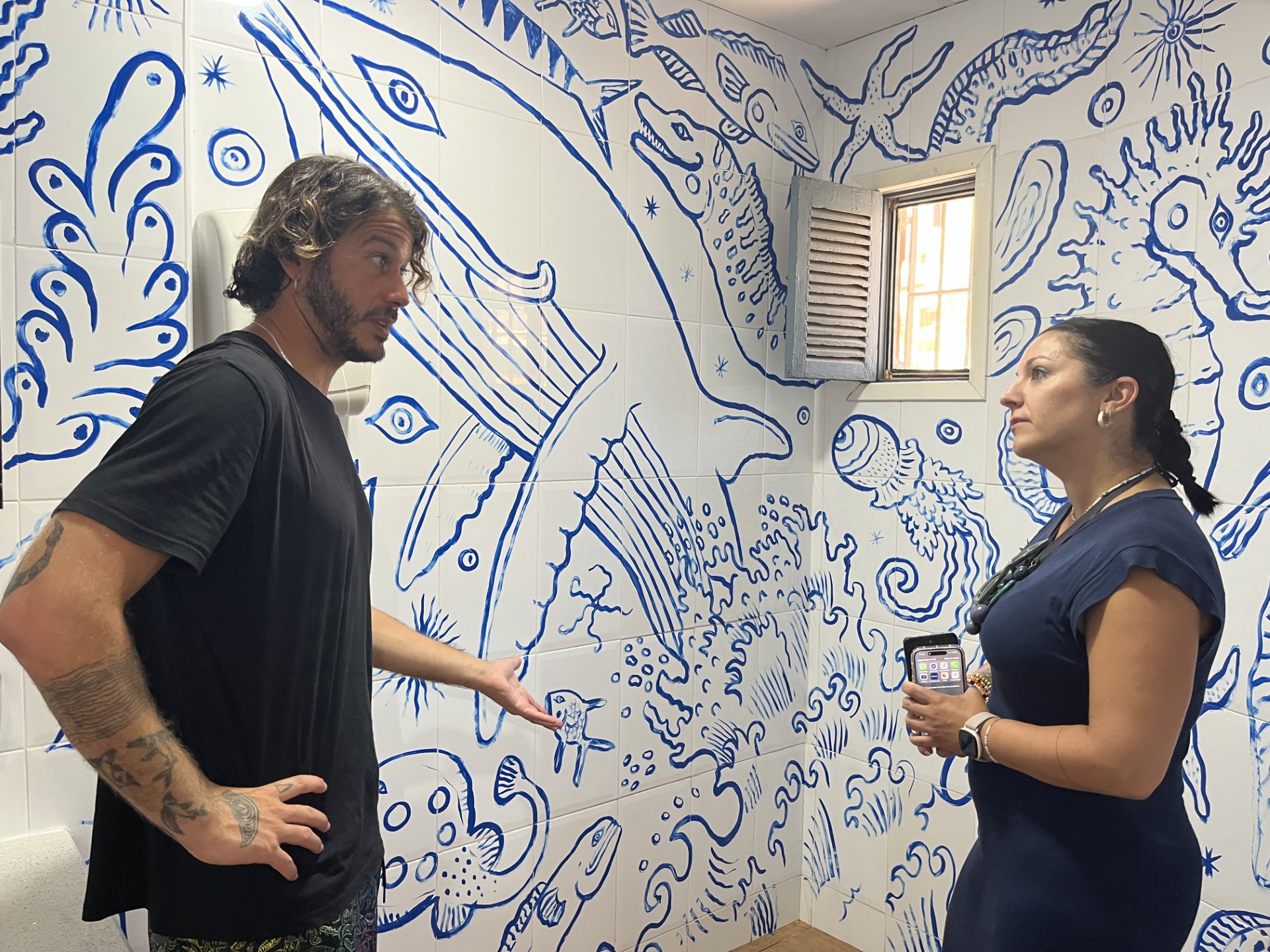 El mundo submarino de Javier Espinosa llega a la Plaza de Abastos