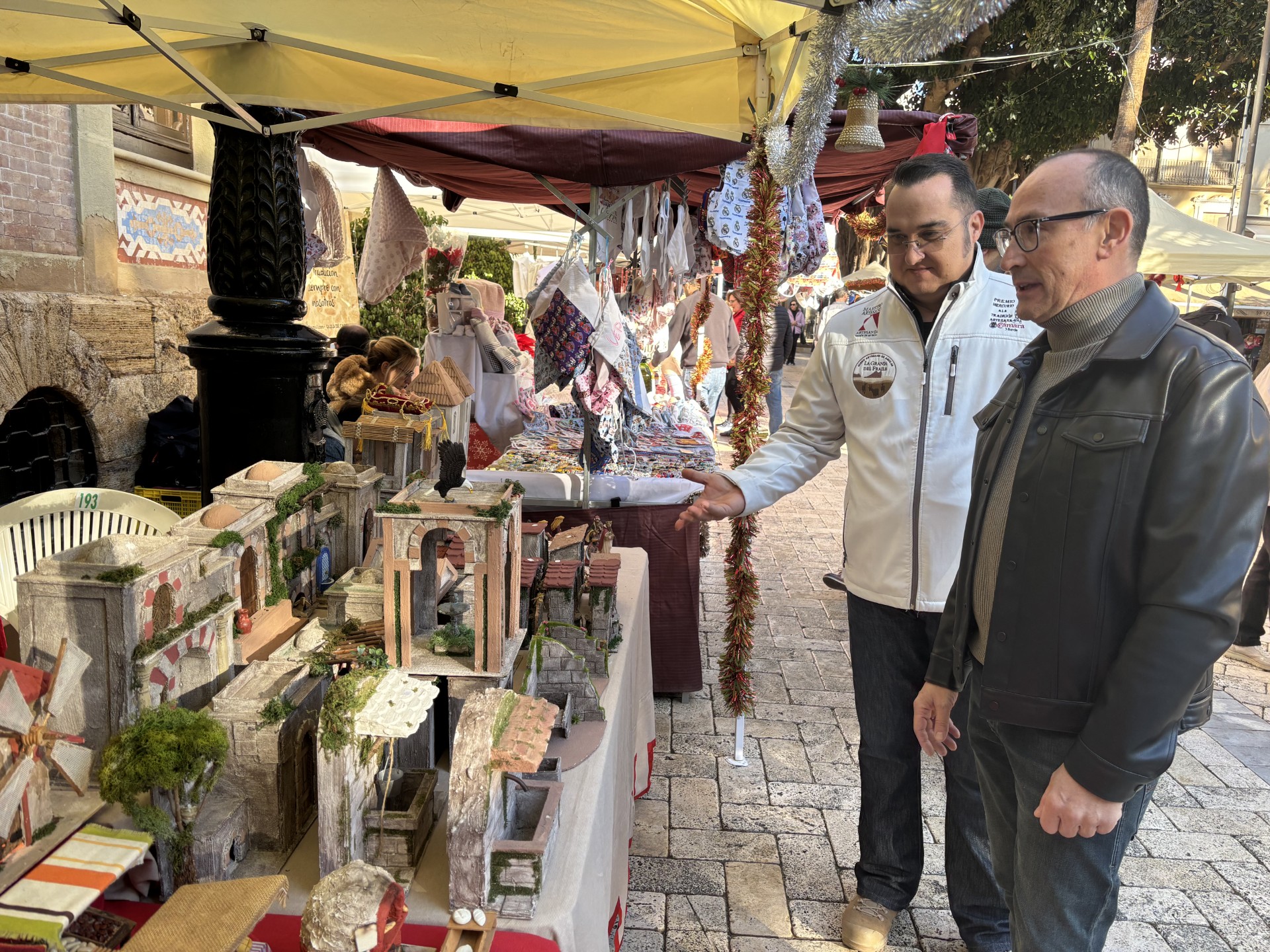 Amplia variedad de productos artesanales en el Mercadillo Tradicional Navideño