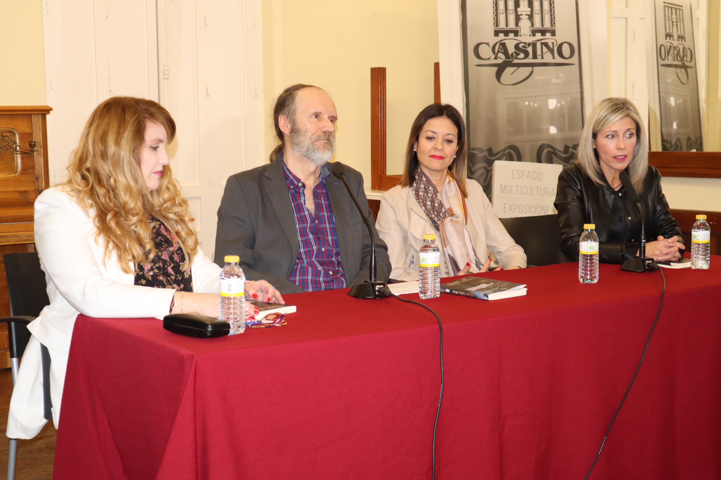 Salvador Robles presenta en Águilas “Paga o muere”