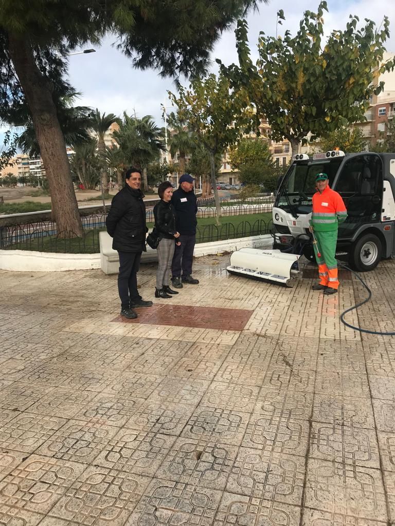 La empresa concesionaria de limpieza incorpora una barredora y una baldeadora para la limpieza de las zonas de difícil acceso