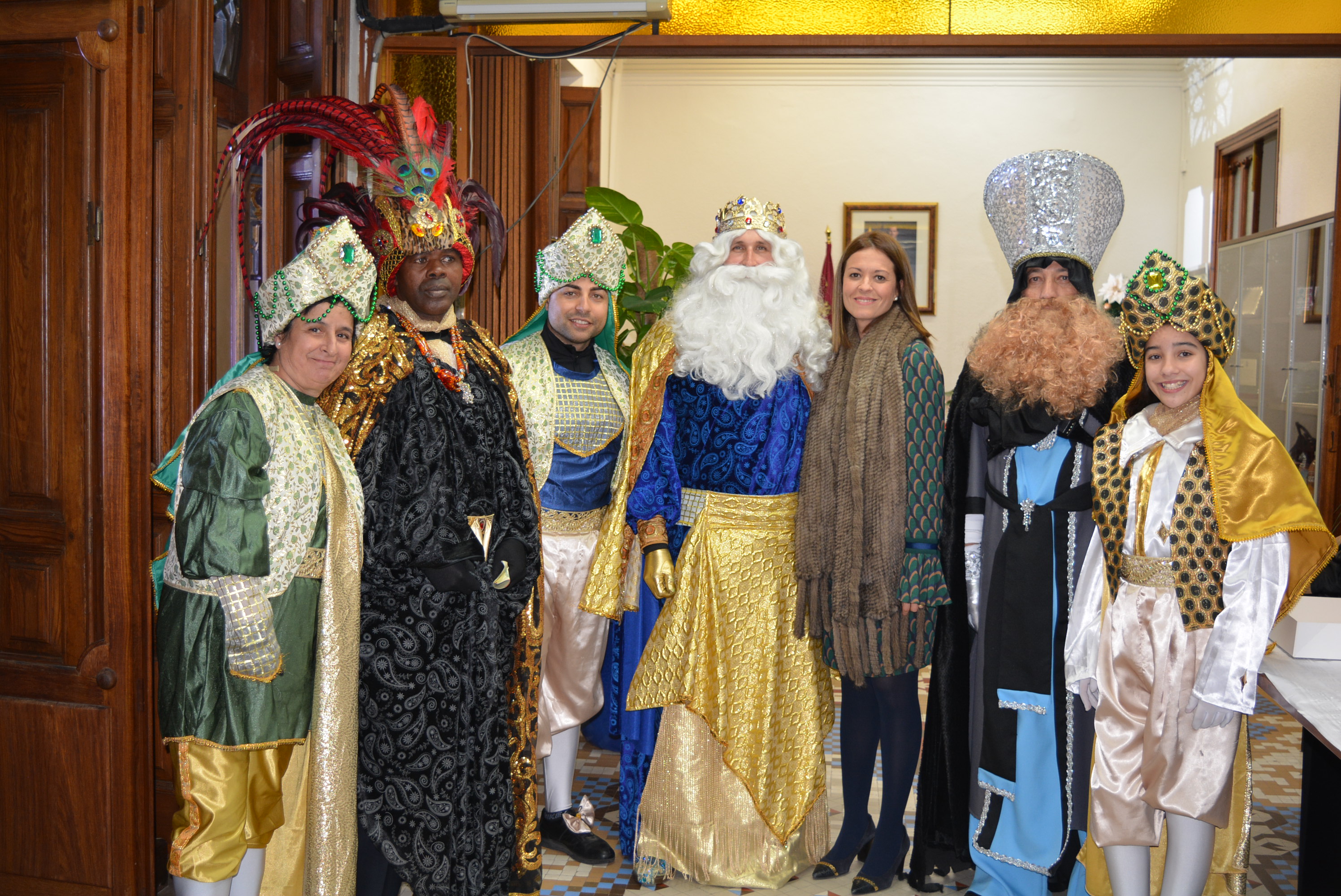 Los Reyes Magos recorren las calles de Águilas aclamados por miles de niños y niñas