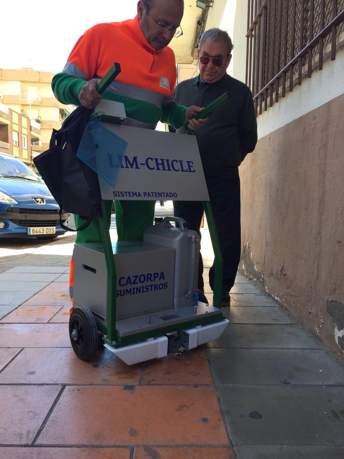 El servicio de limpieza estrena una máquina para eliminar los chicles del suelo