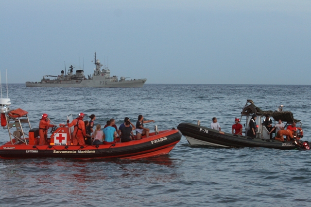 Espectacular ejercicio nocturno de adiestramiento en la Bahía de Águilas