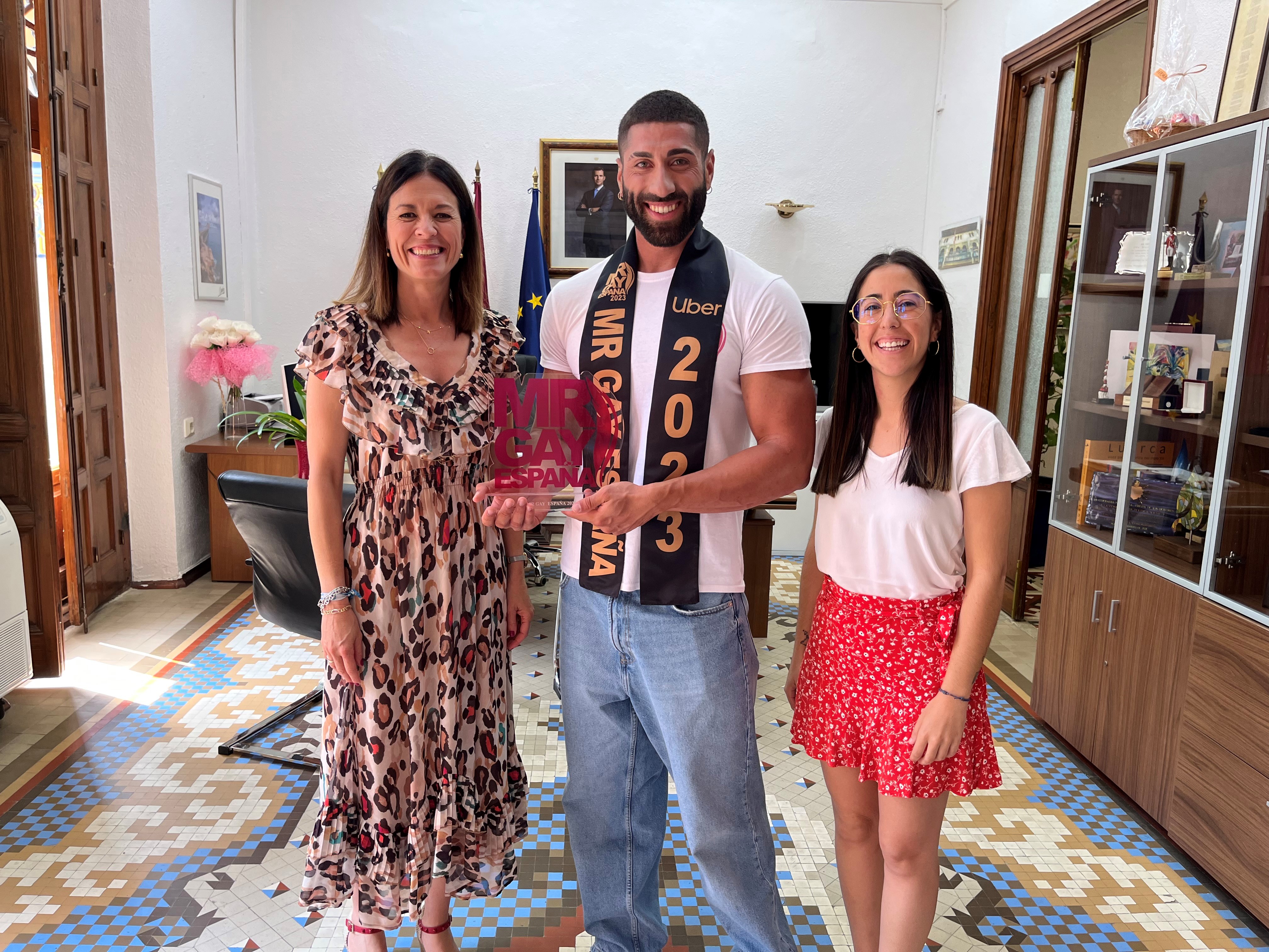 La alcaldesa y la edil de Igualdad reciben a Javier Yeste, Mr. Gay España 2023