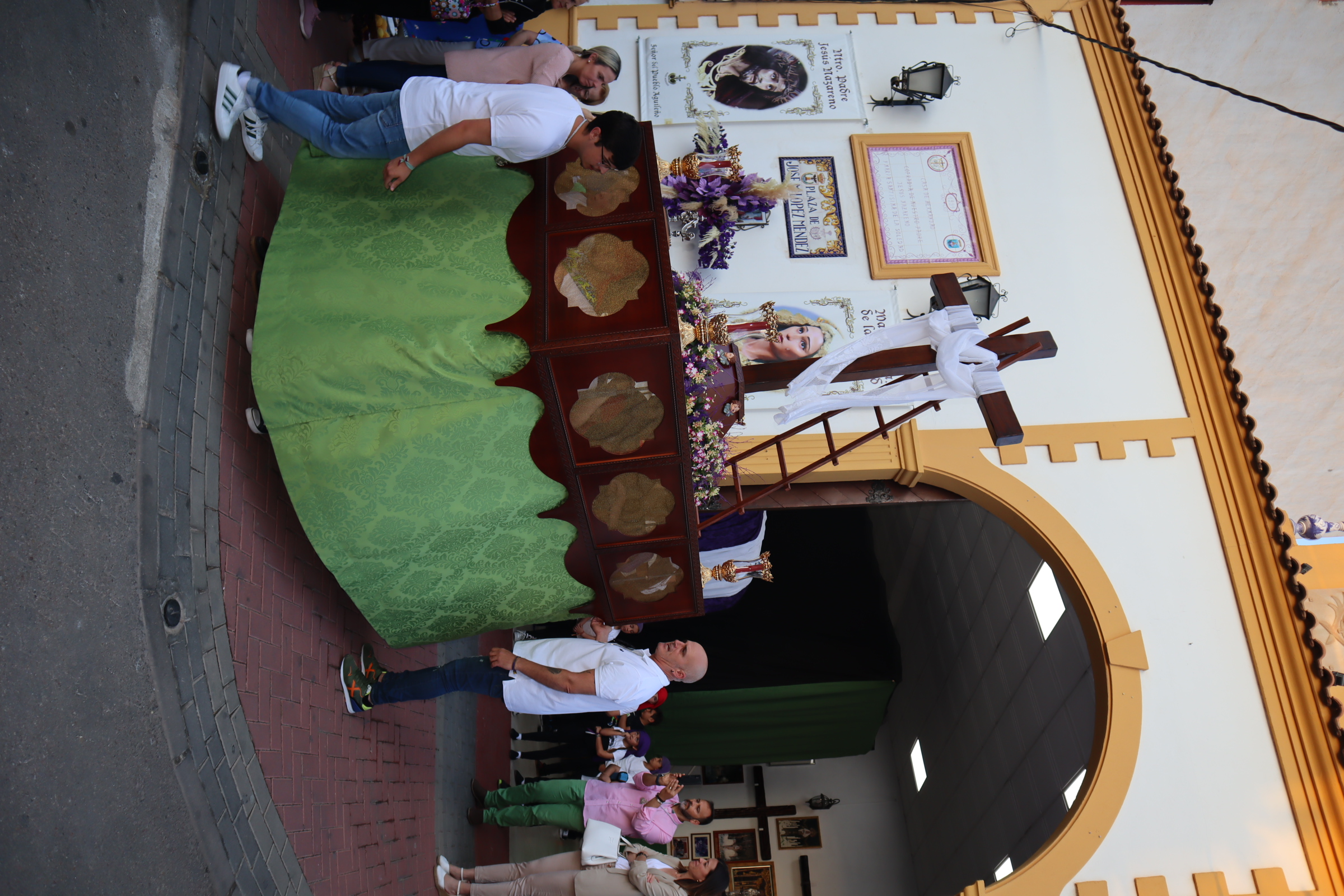 Los costaleros infantiles recorren las calles con el Paso Chico