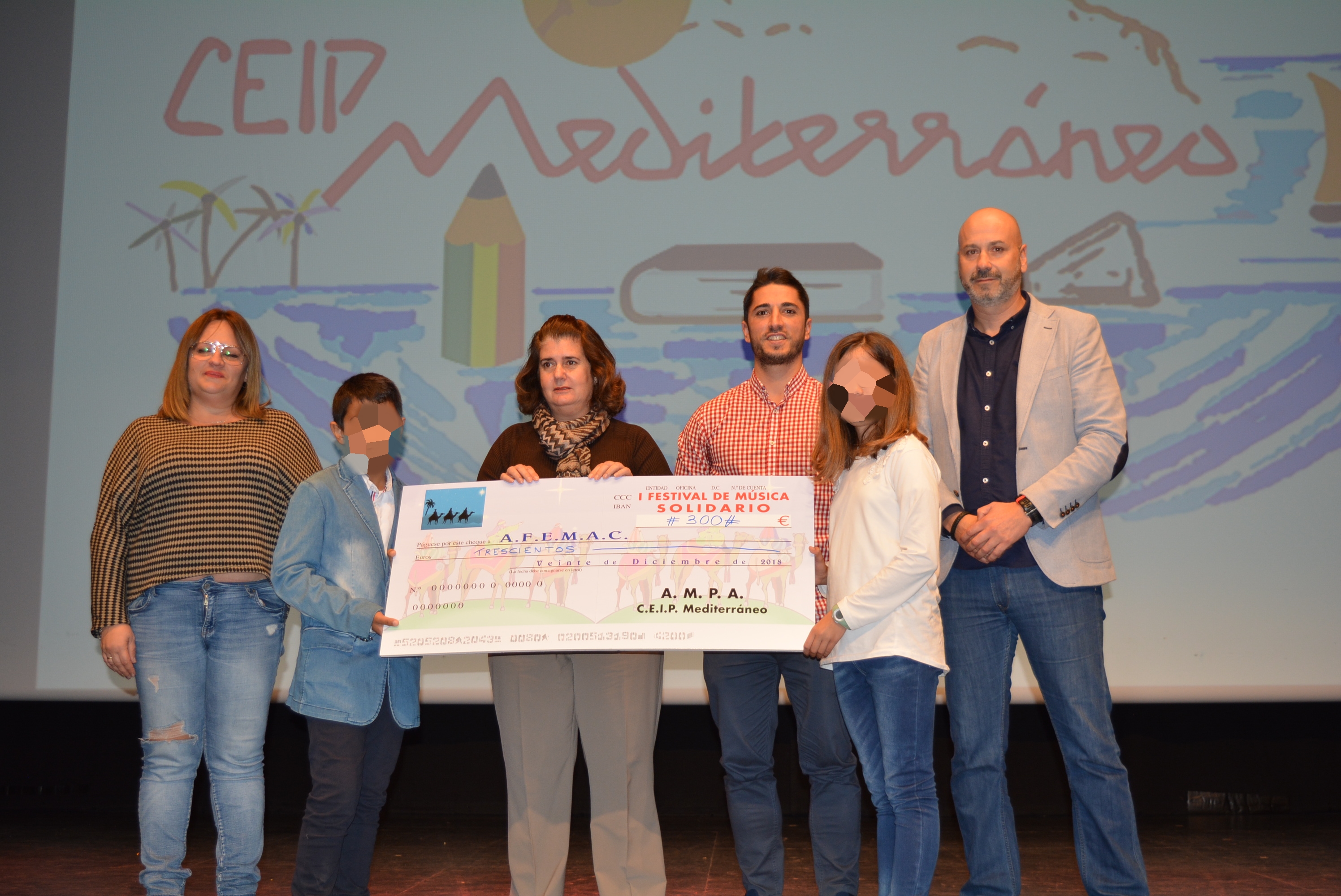 El colegio Mediterráneo celebra su festival navideño a beneficio de Afemac