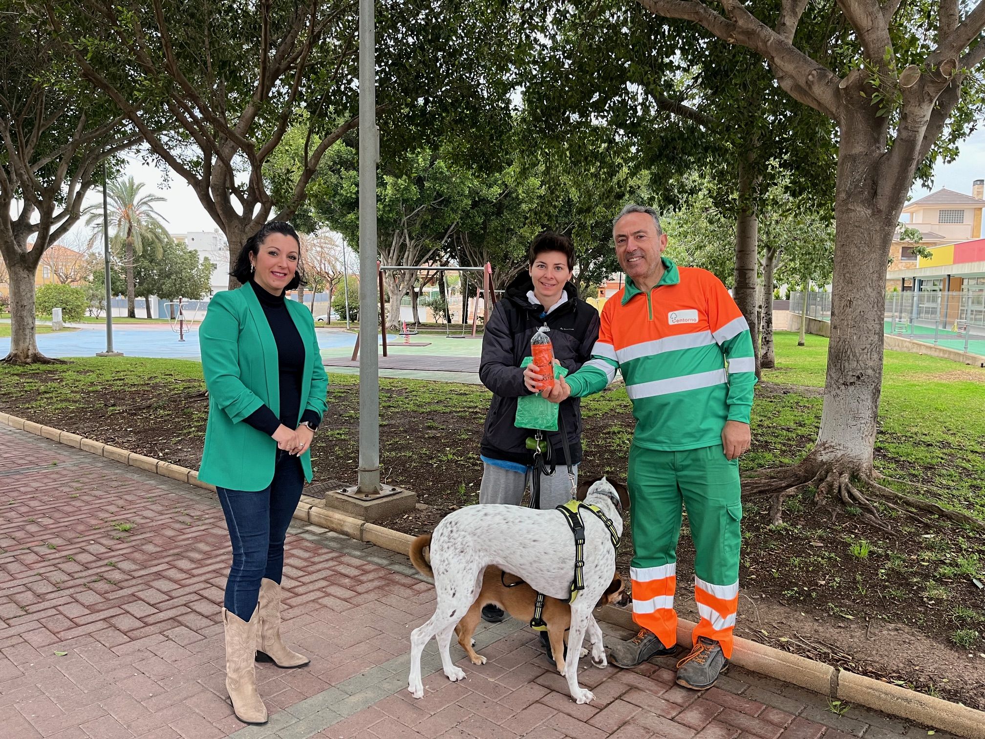 El Ayuntamiento continúa con su campaña de reparto de botellas de agua y vinagre para acabar con las machas de orines de mascotas