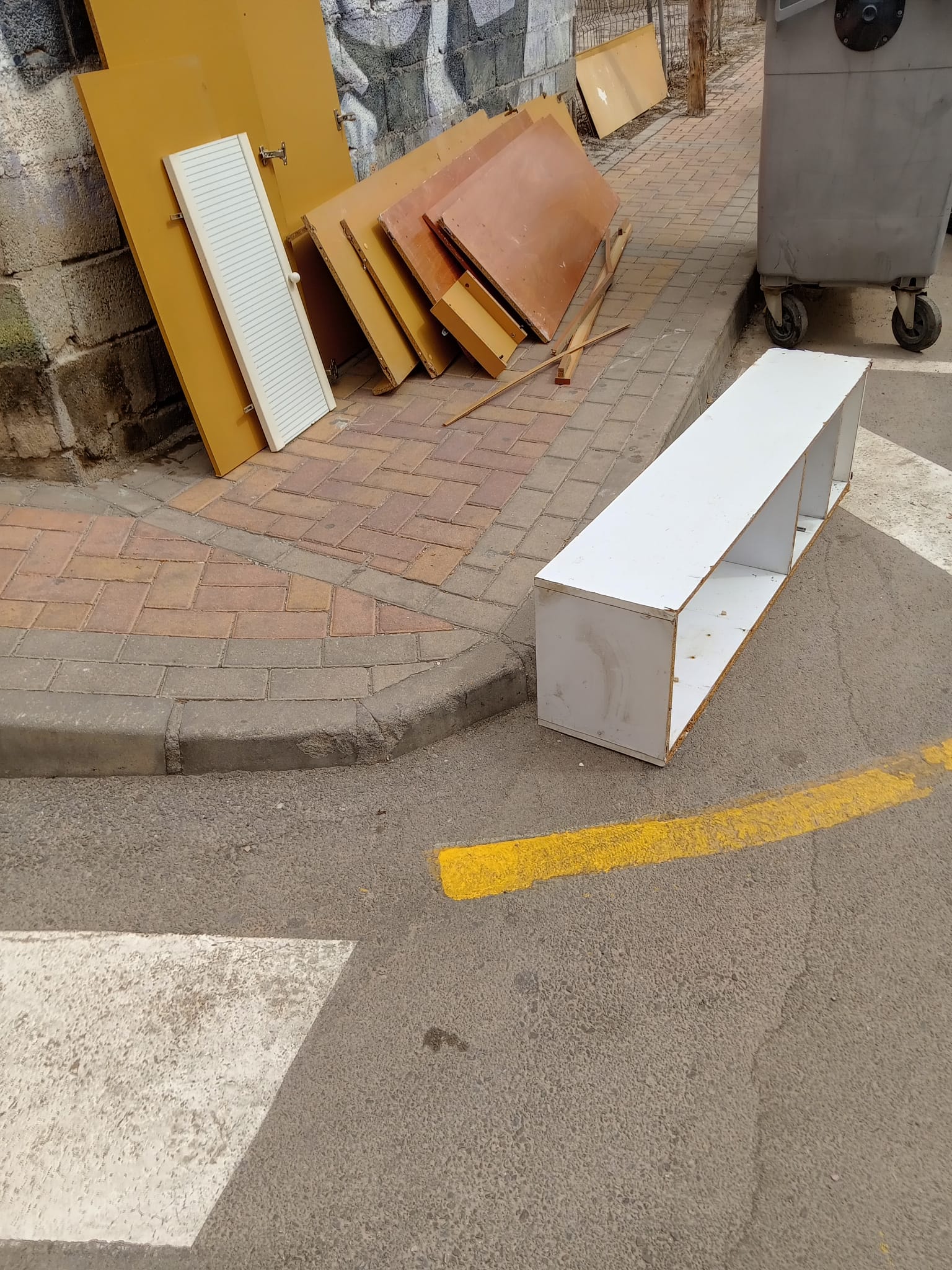 La llegada de la temporada estival registra un repunte de la acumulación de enseres junto a los contenedores 