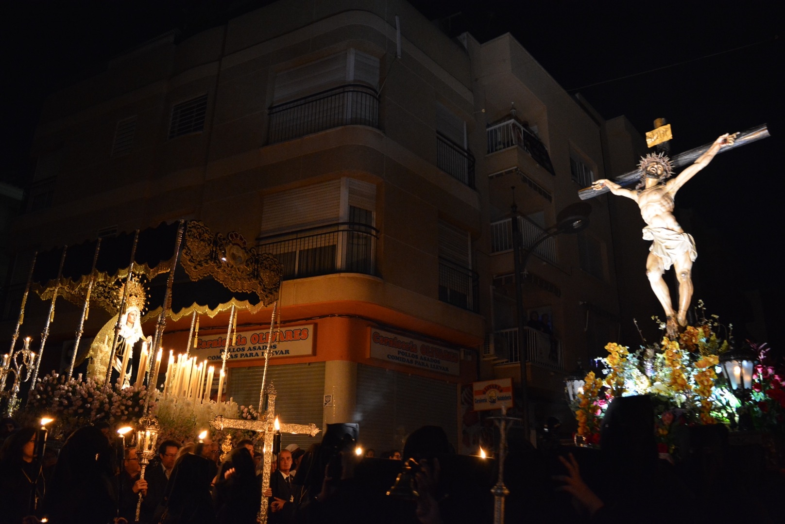 Sobrecogedor silencio al paso del Cristo de la Agonía
