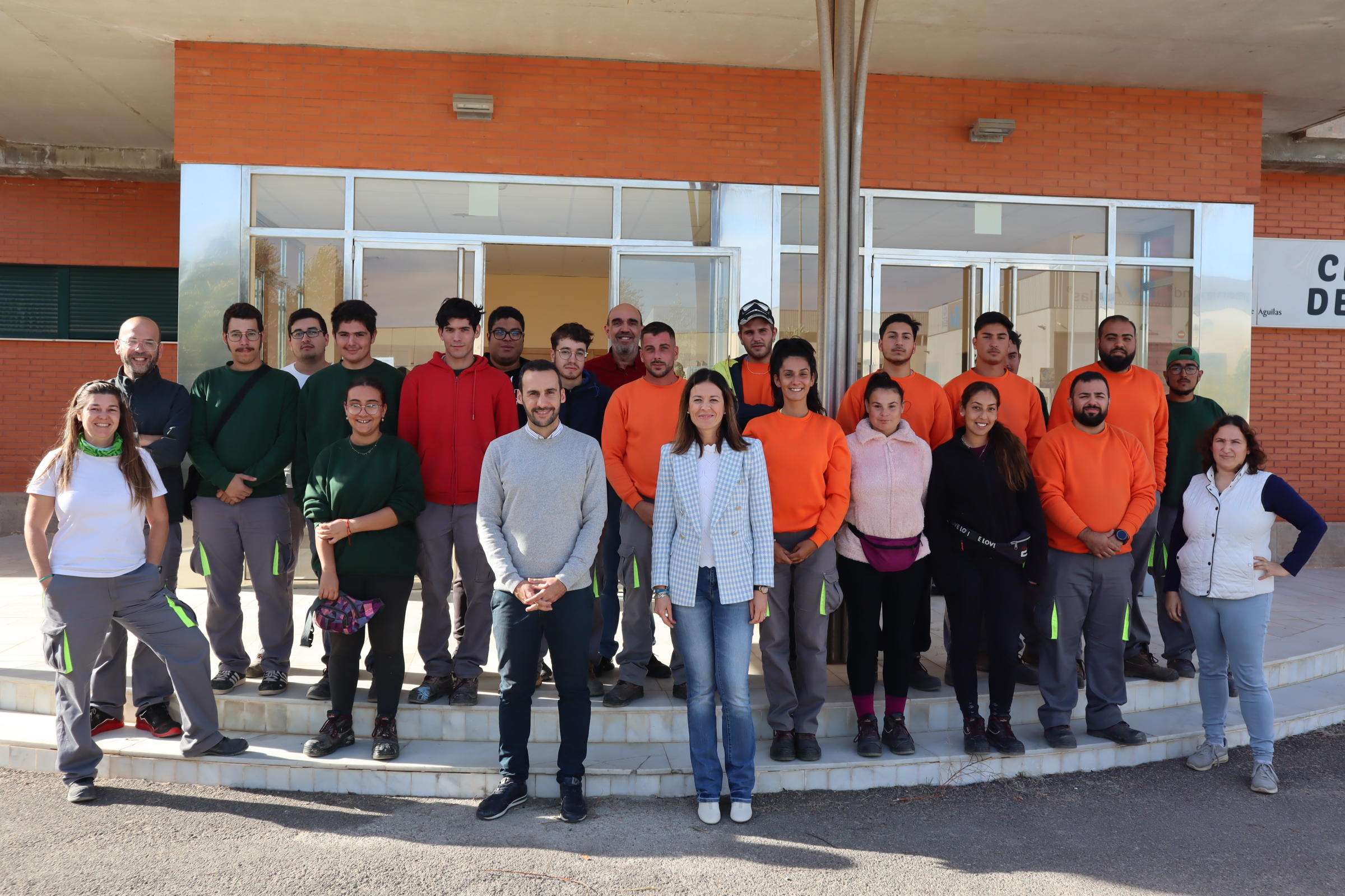 Los 24 alumnos trabajadores participantes en el PMEF de jóvenes reciben sus contratos