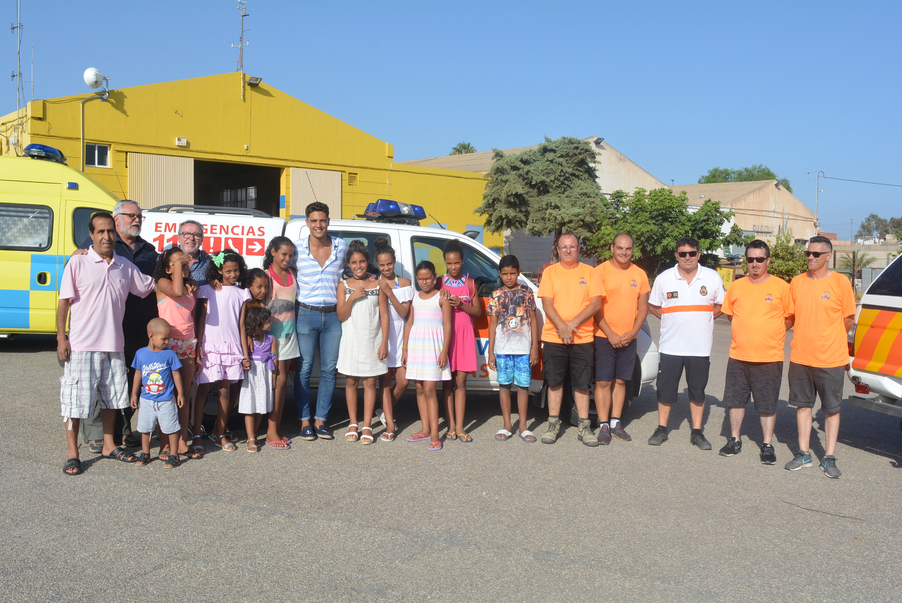 Los niños y niñas del Programa Vacaciones en Paz disfrutan de una jornada de convivencia en la base de Protección Civil 