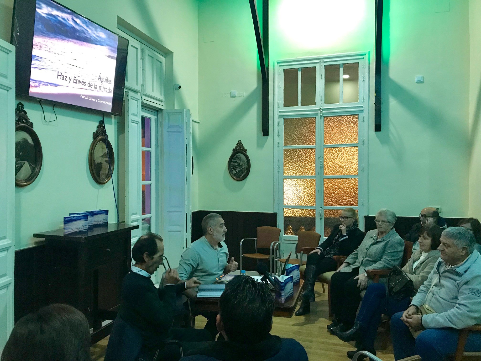 Gálvez y Muñiz presentan su libro de haikus “Águilas. Haz y envés de la mirada”