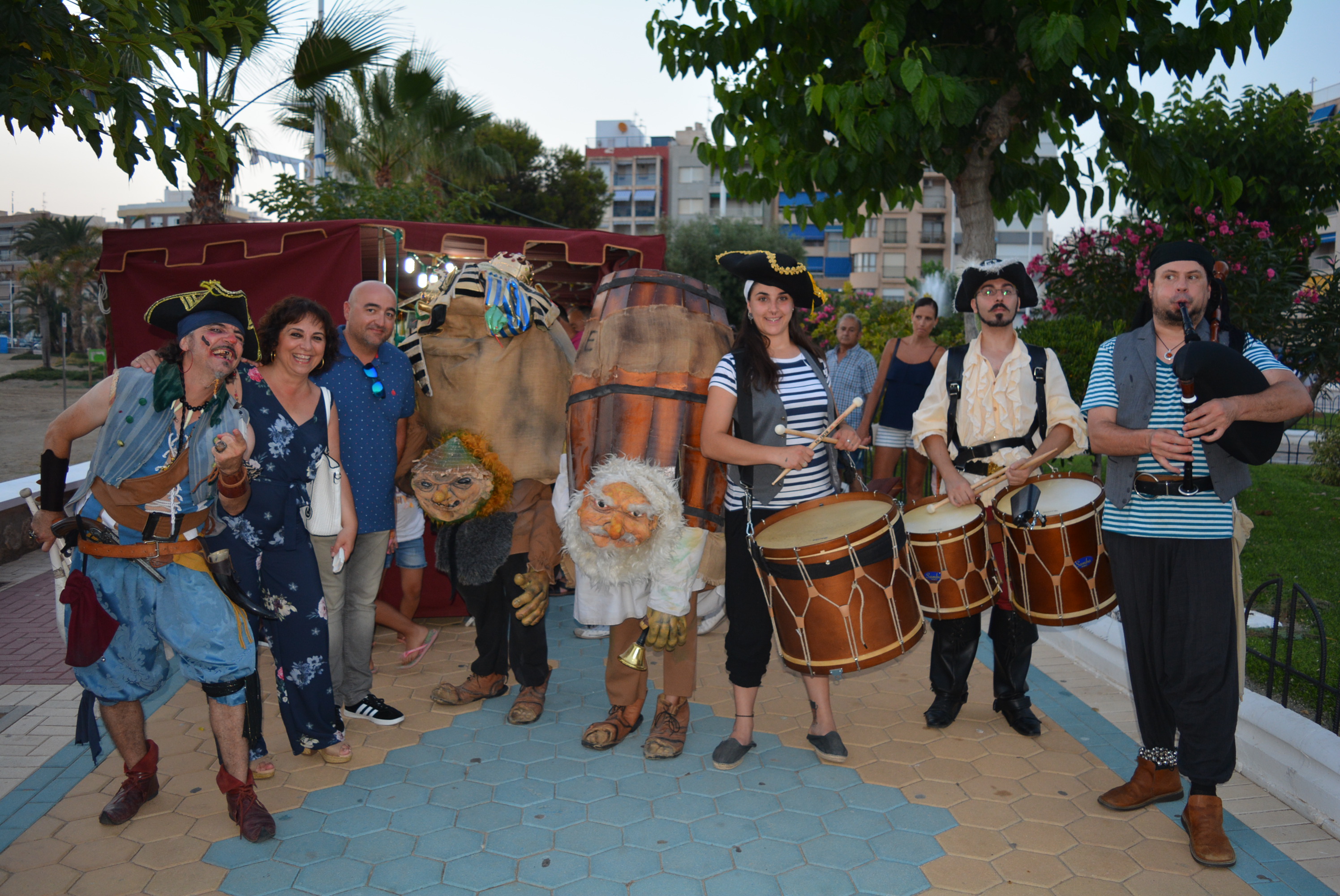 La Colonia se llena de piratas en el primer mercadillo temático del verano