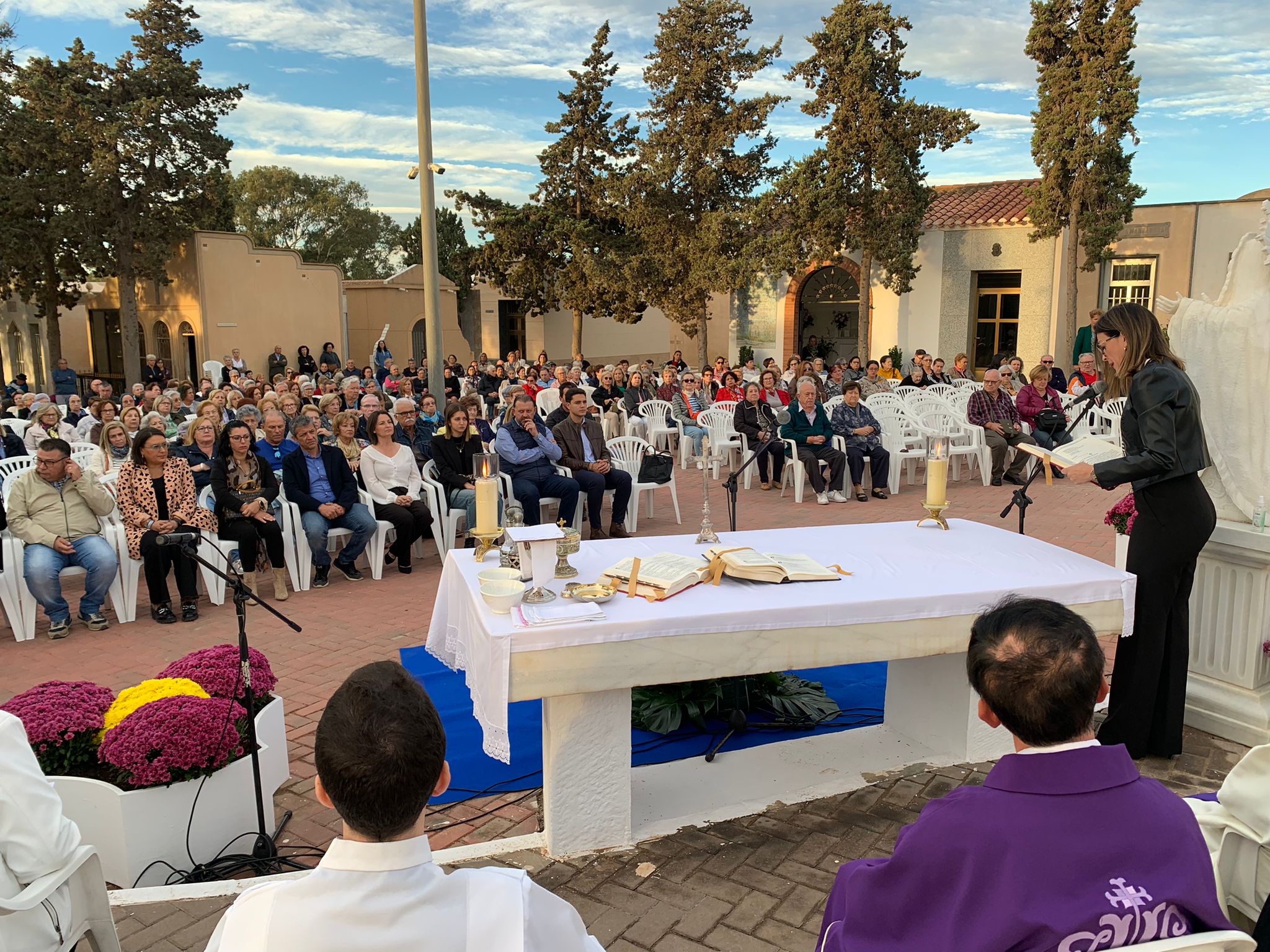 El cementerio acoge la Misa de los Fieles Difuntos