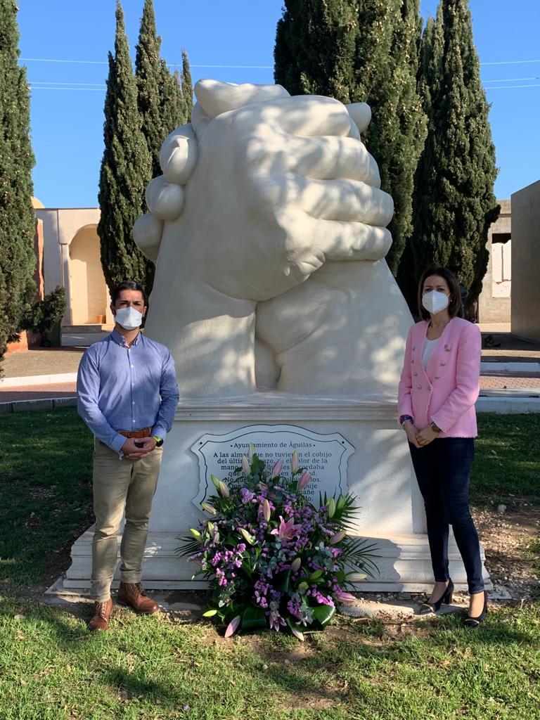 Flores en recuerdo de las víctimas de COVID, al cumplirse un año del confinamiento
