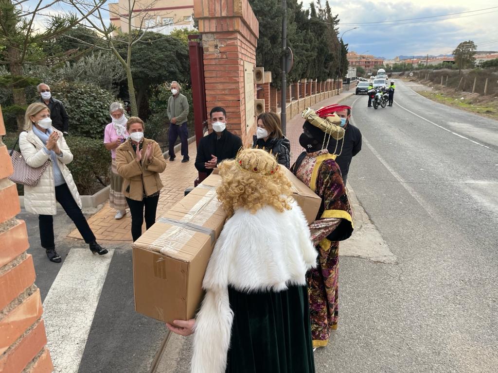 Los Magos de Oriente reparten ilusión por las calles de Águilas en la víspera del Día de Reyes