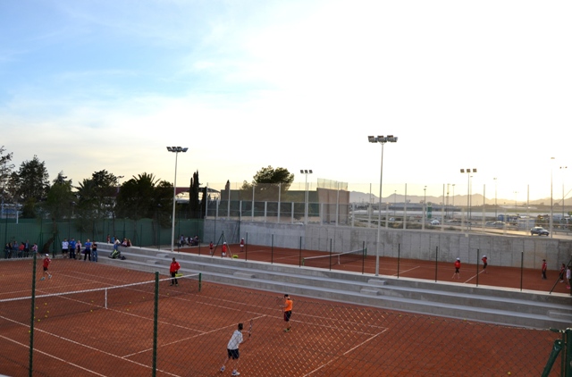 El Polideportivo de Águilas cuenta ya con dos pistas de tenis de tierra batida y un nuevo acceso en su parte norte    