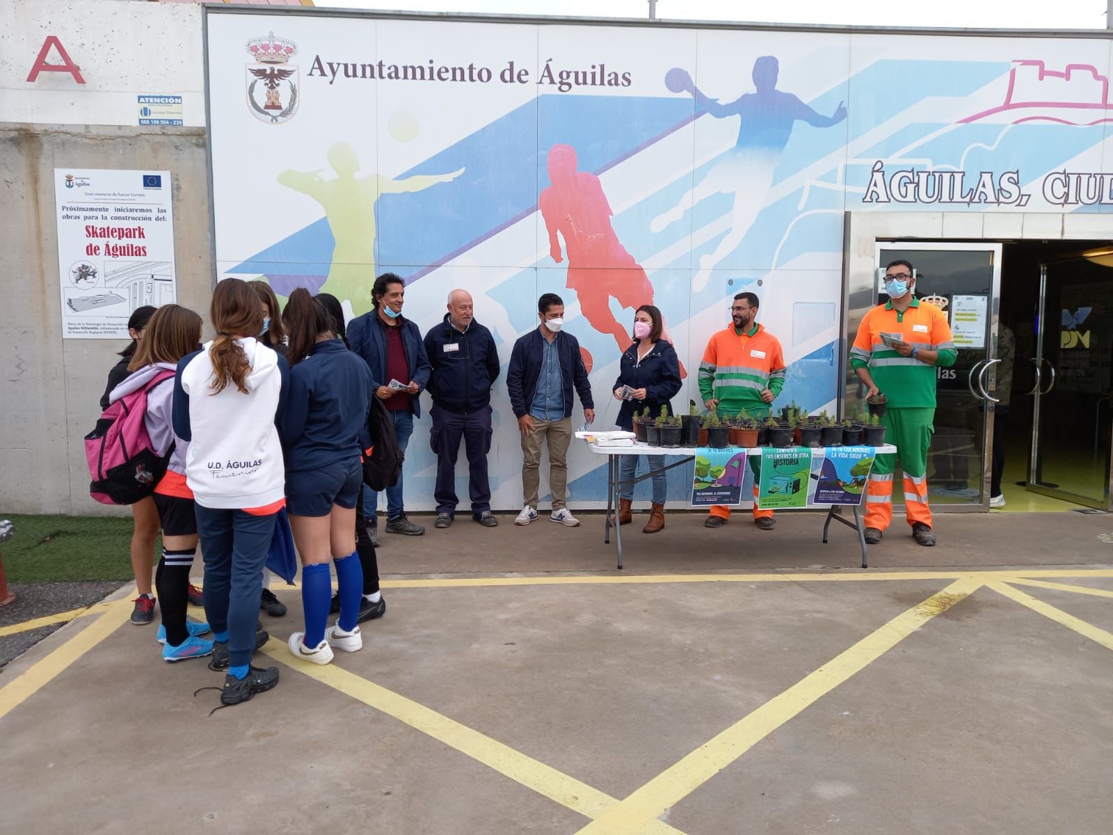 La campaña de concienciación sobre limpieza puesta en marcha por el Ayuntamiento y Entorno Urbano llega al Polideportivo