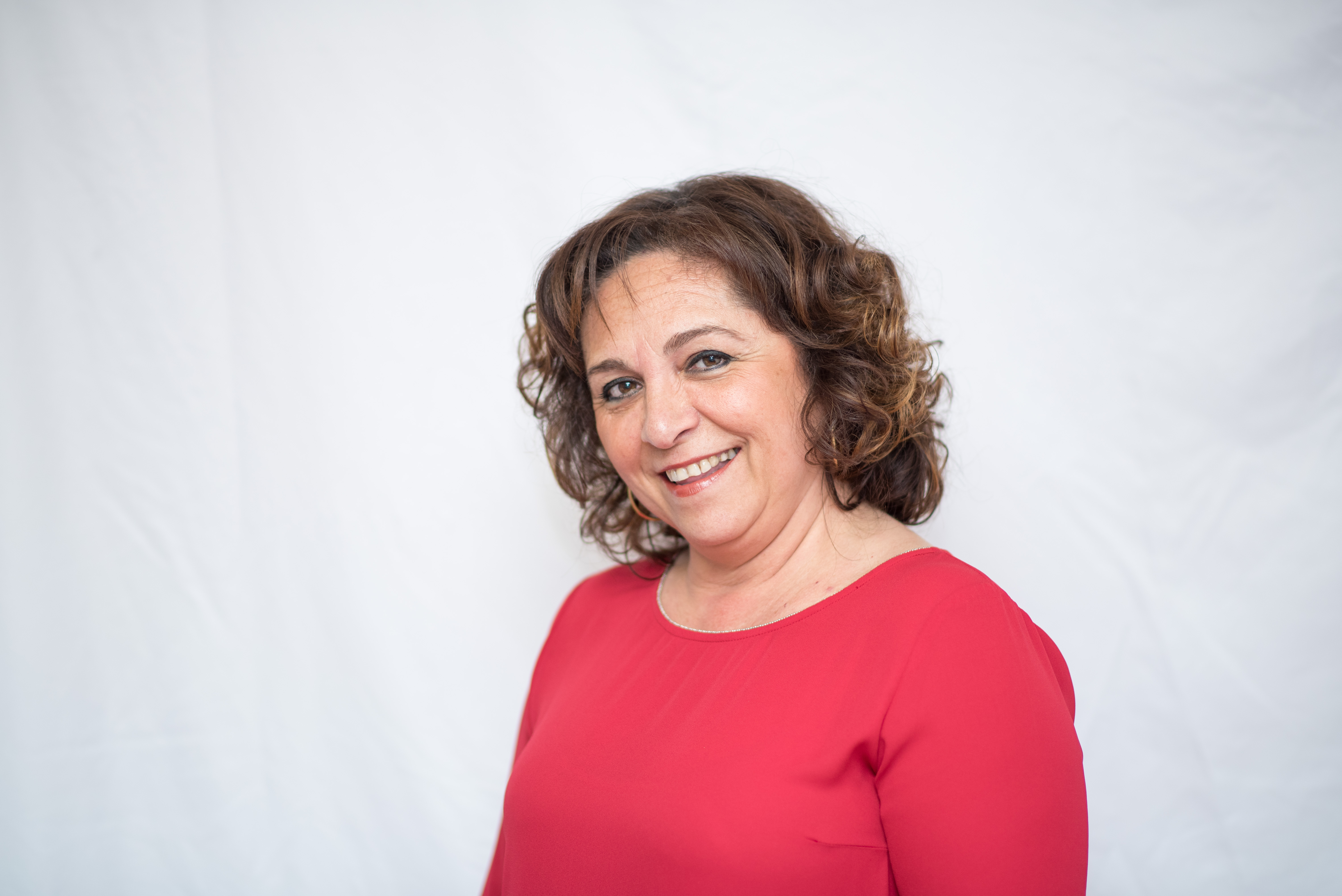 Encarna Navarro explica a los mayores el proceso de vacunación