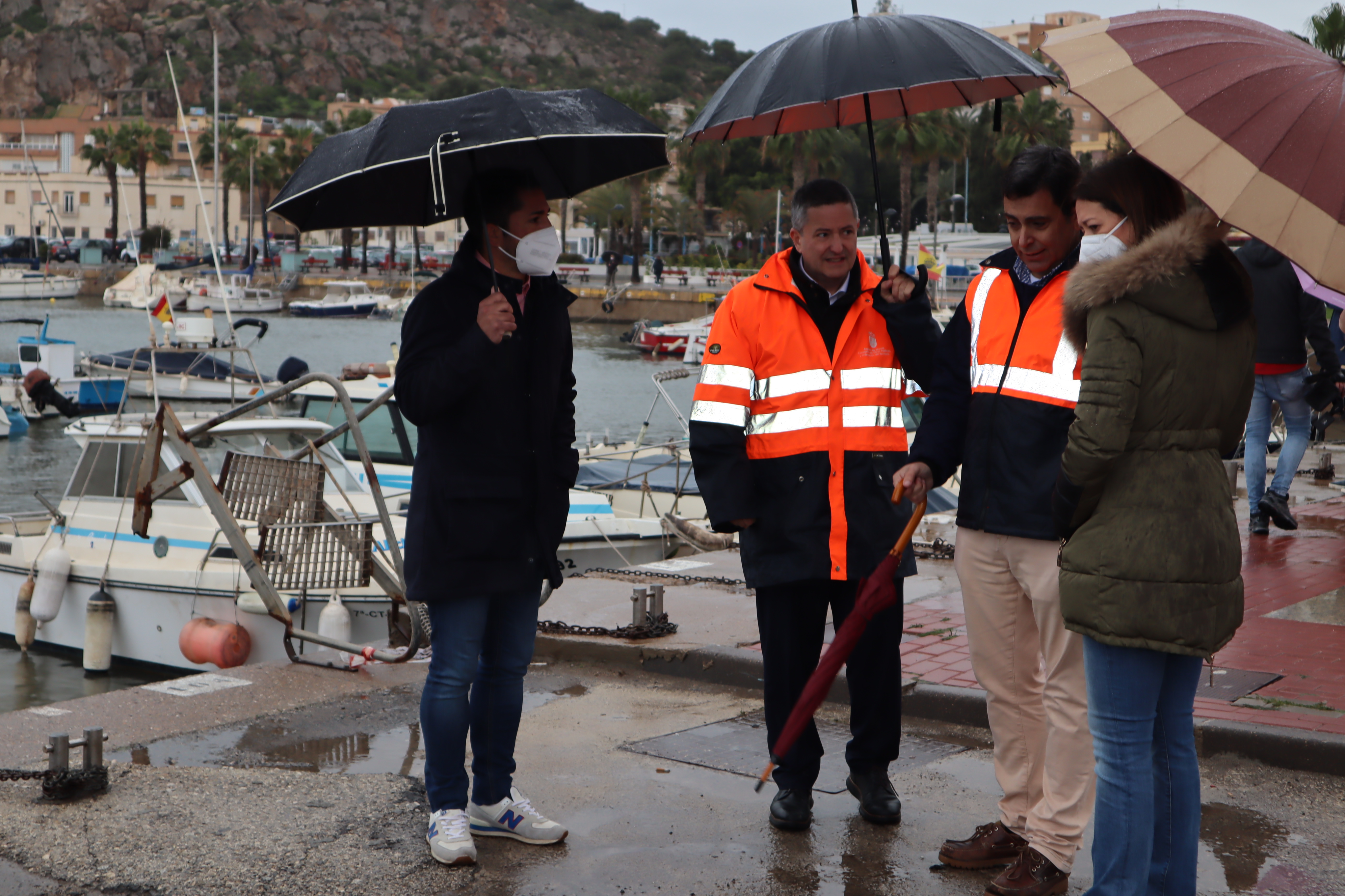 Moreno agradece a Cruz Roja, Protección Civil, Policía Local, Salvamento Marítimo y Cofradía de Pescadores los grandes esfuerzos realizados para minimizar las consecuencias del temporal 