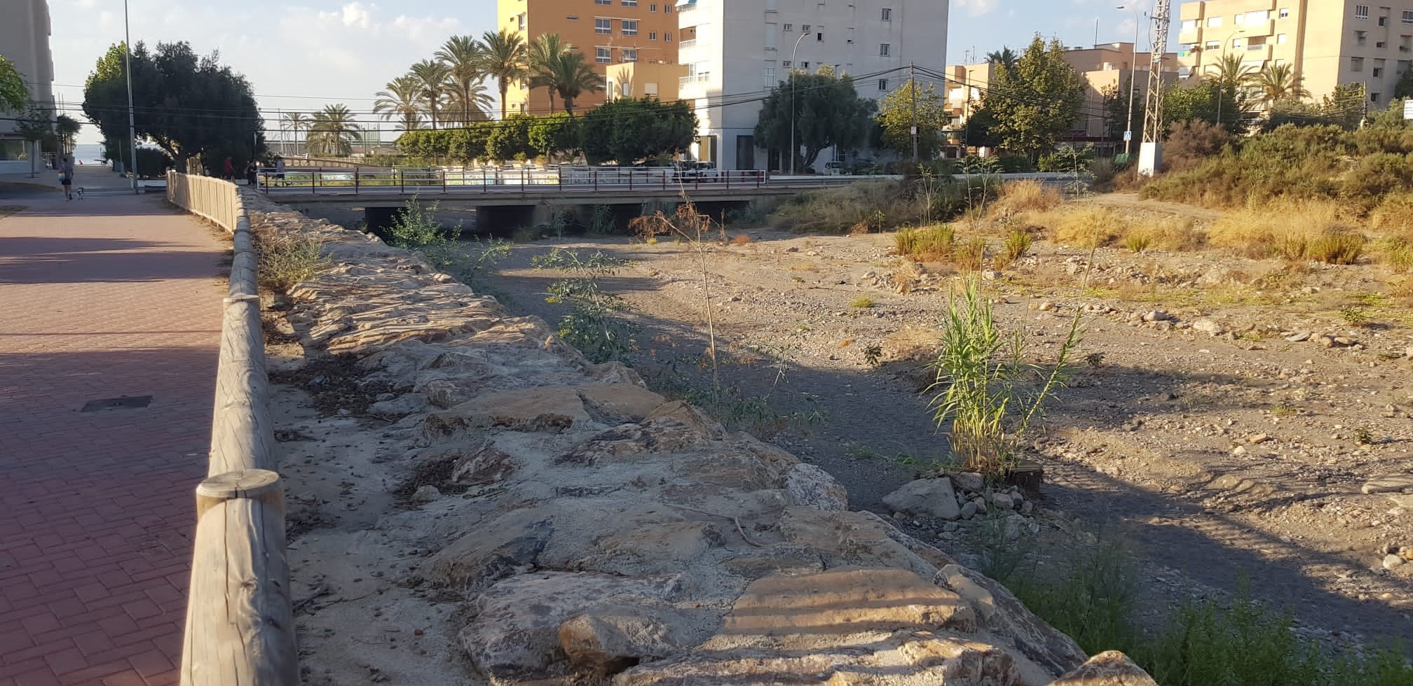 El Ayuntamiento inicia el desbroce y limpieza de ramblas en previsión de lluvias torrenciales