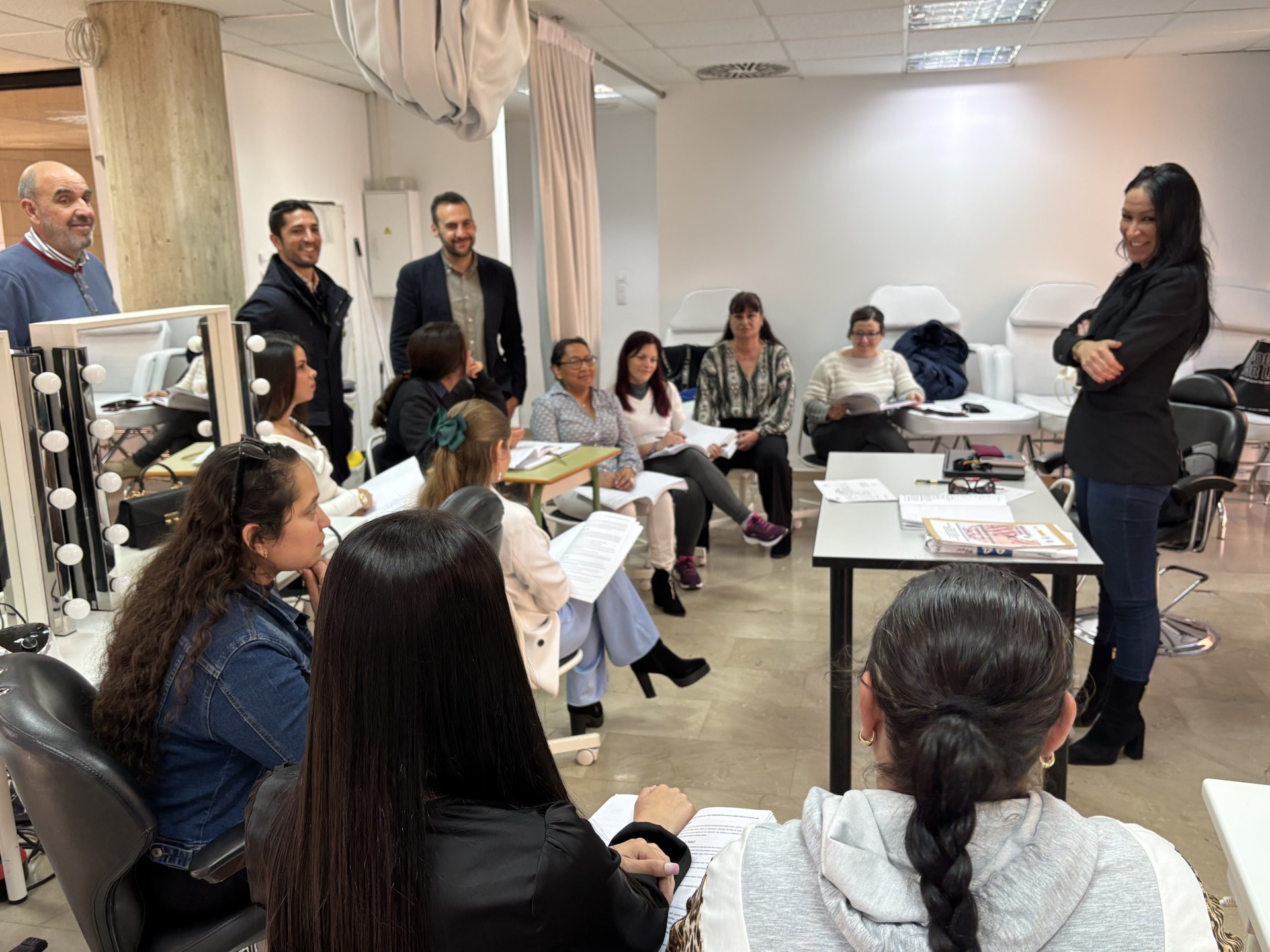 El Ayuntamiento de Águilas impulsa un curso de estética para mejorar la empleabilidad de personas desempleadas
