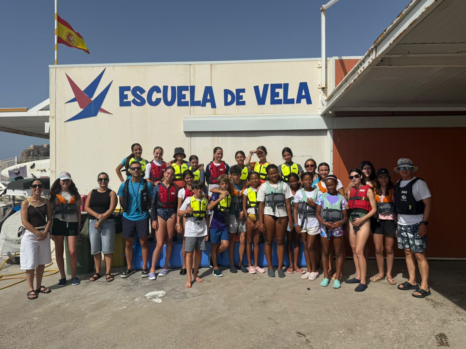 El Club Náutico de Águilas lleva a cabo una nueva limpieza de calas de difícil acceso