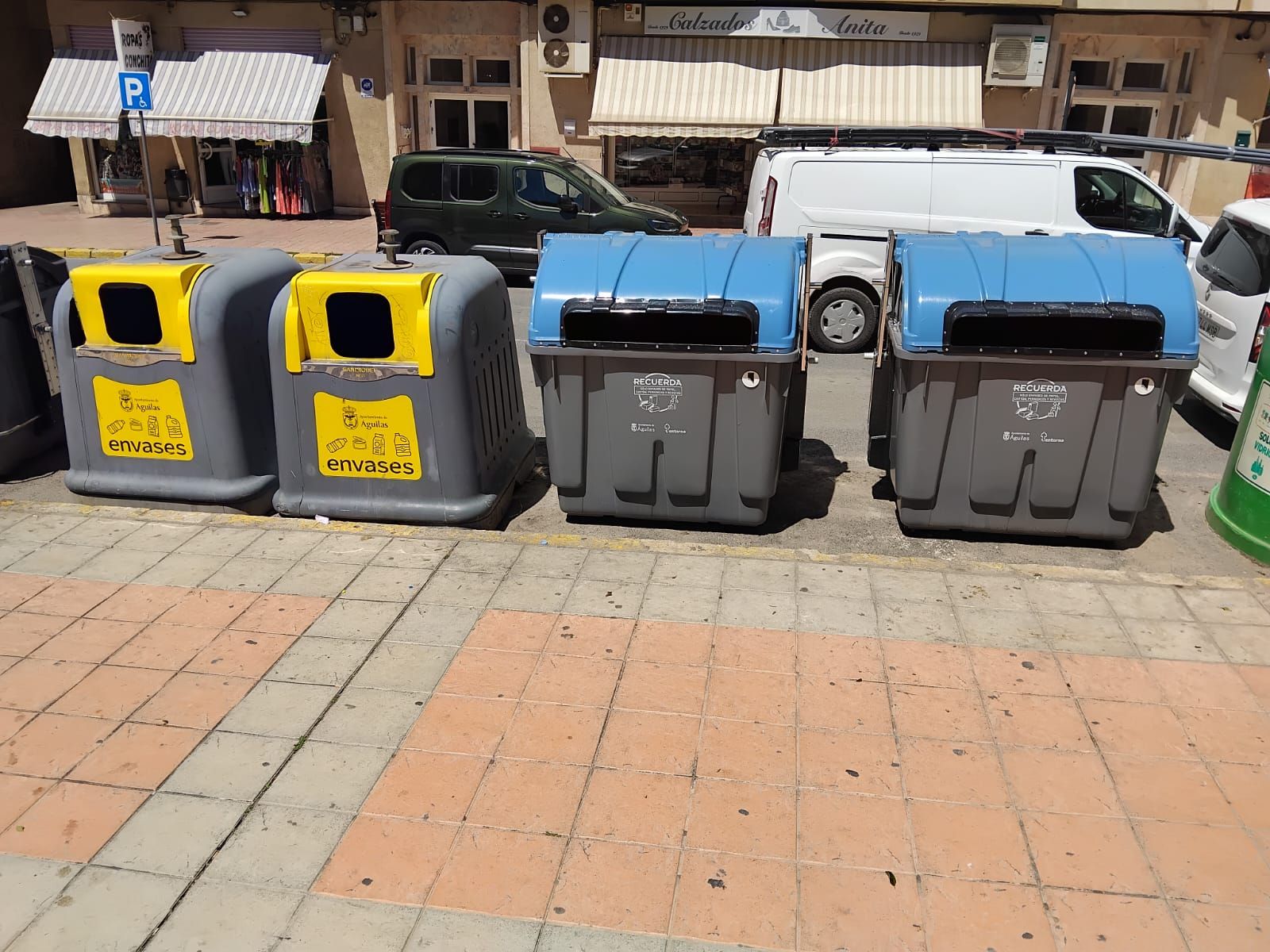 Águilas renueva todos sus contenedores de reciclaje con un sistema más eficiente y sostenible
