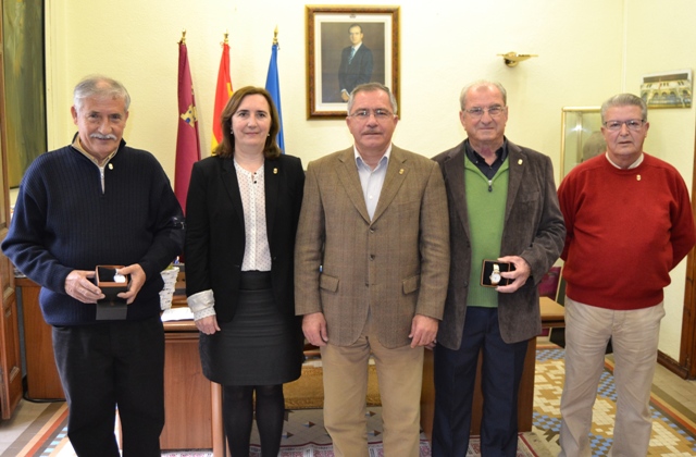 Los funcionarios municipales jubilados durante el ejercicio 2012/13 recibieron hoy el escudo de Águilas