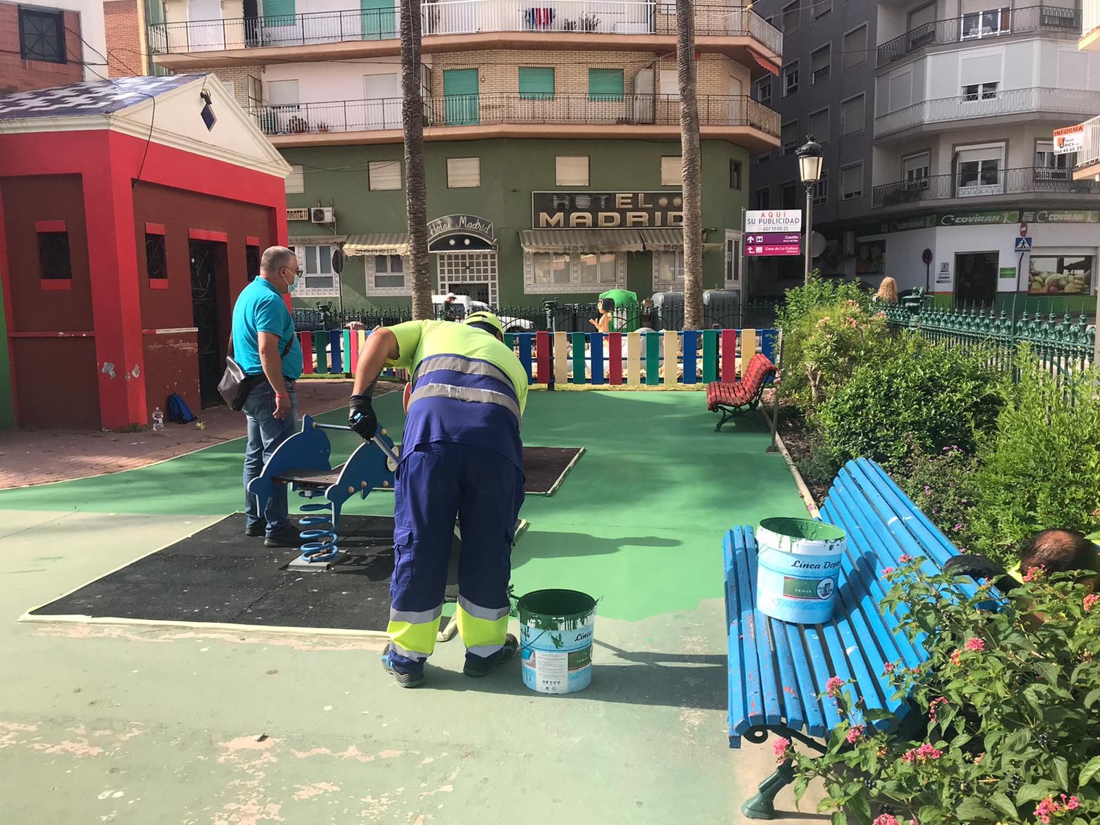 Hernández supervisa los trabajos finales de puesta a punto de los parques infantiles ante su inminente apertura