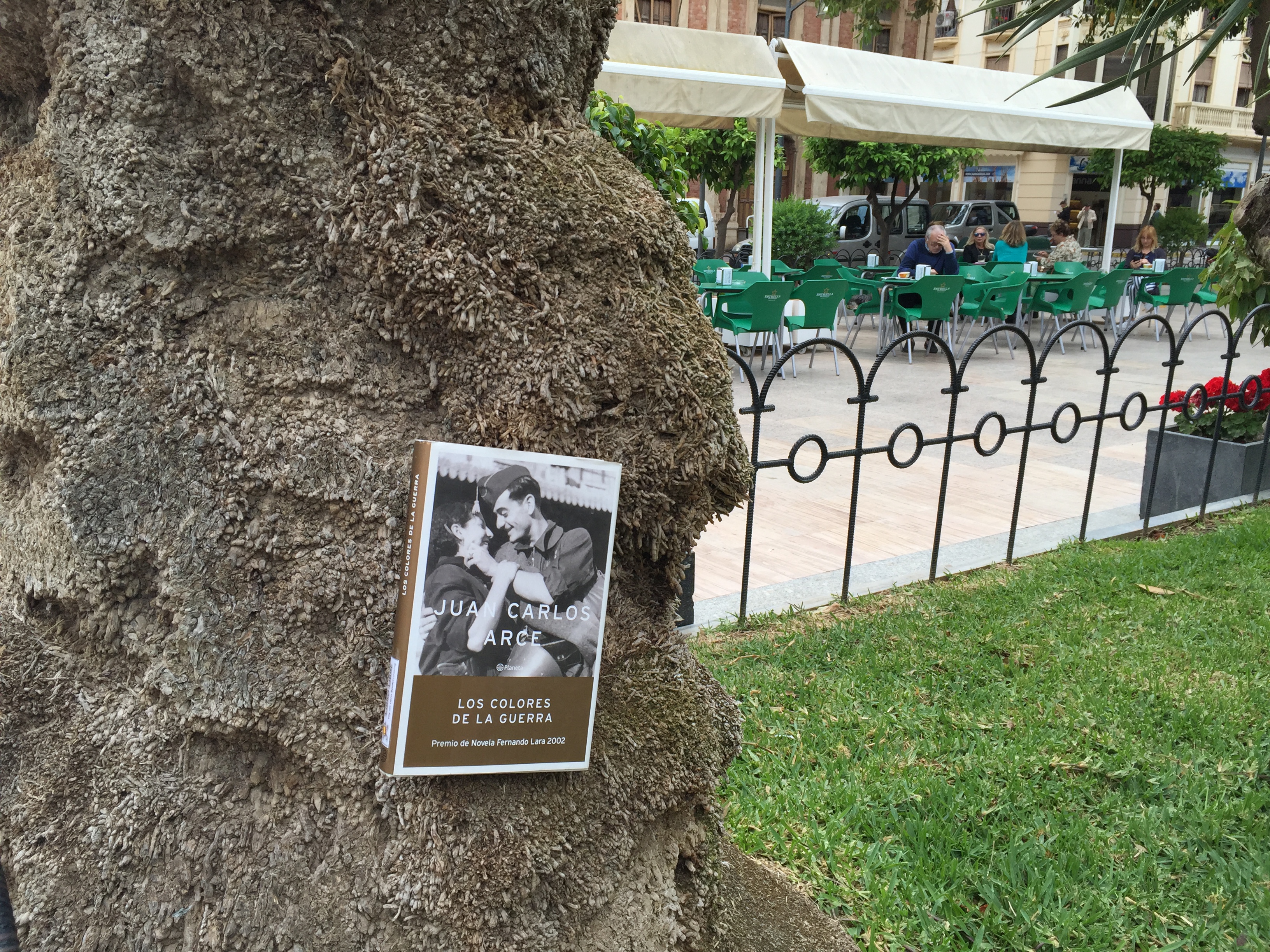 Decenas de libros son “liberados” por las calles de Águilas