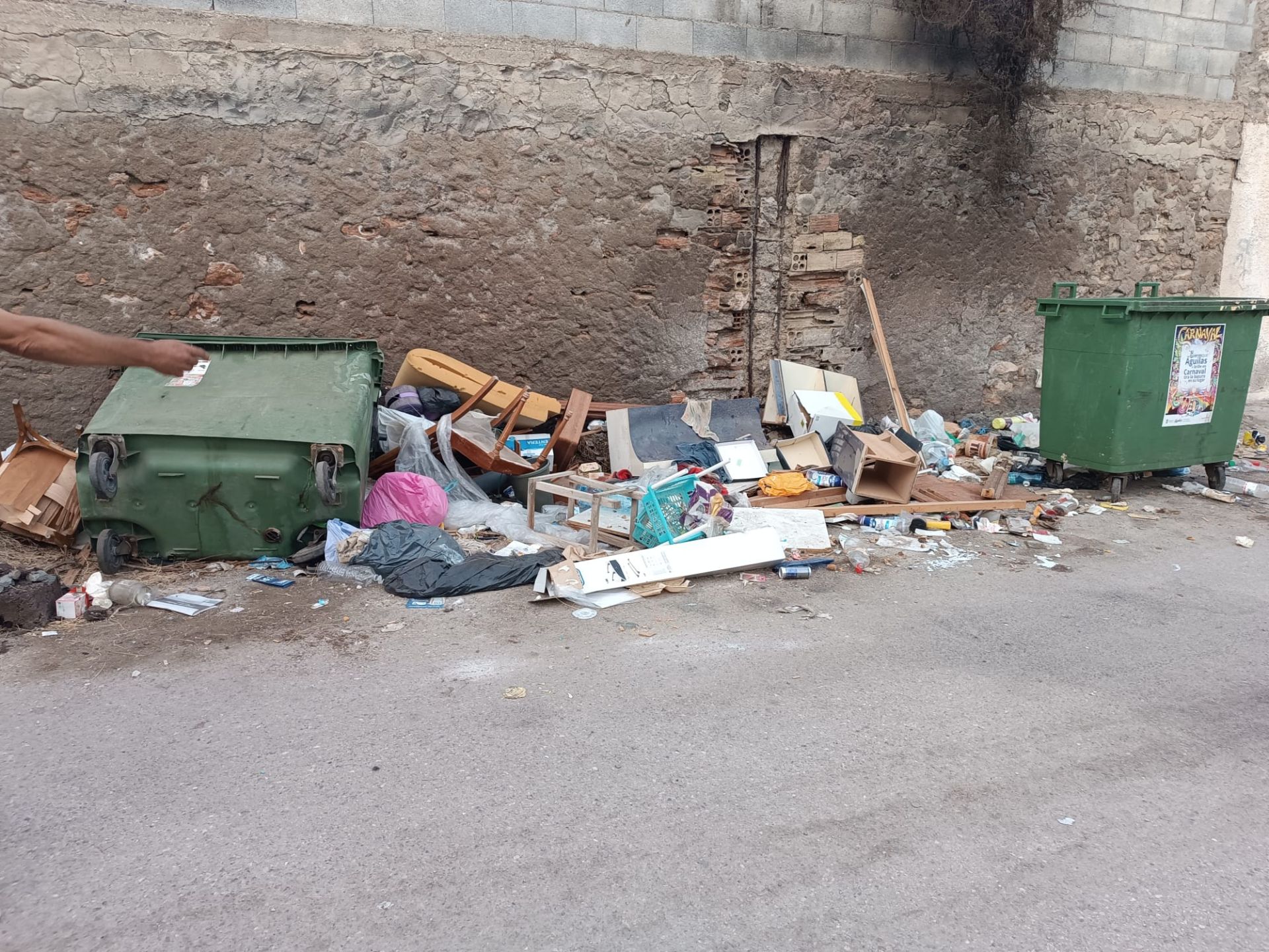 Los alumnos-trabajadores del programa experiencial "Águilas Más Limpia" retiran más de 120 sacos de residuos en las inmediaciones de la línea del ferrocarril