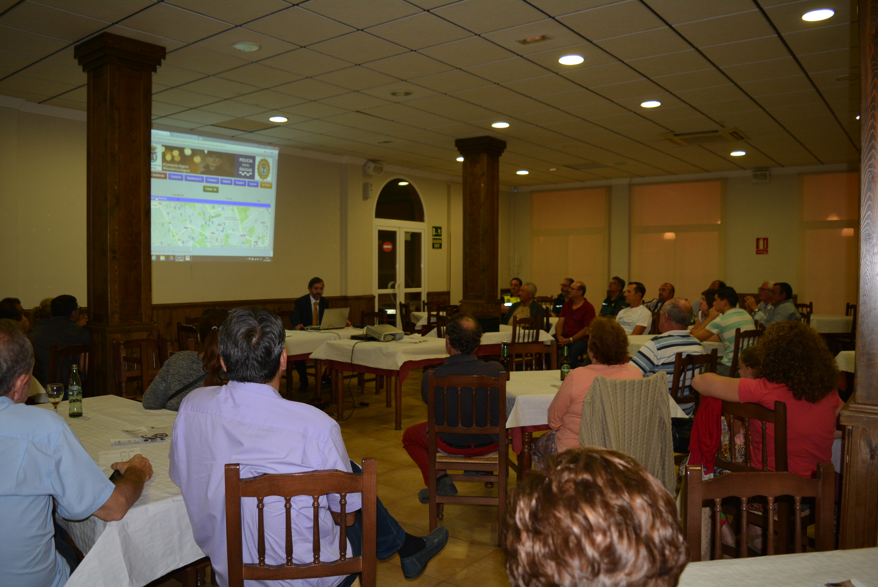 Medio centenar de personas asisten a la charla sobre el funcionamiento de la app Residencia Segura