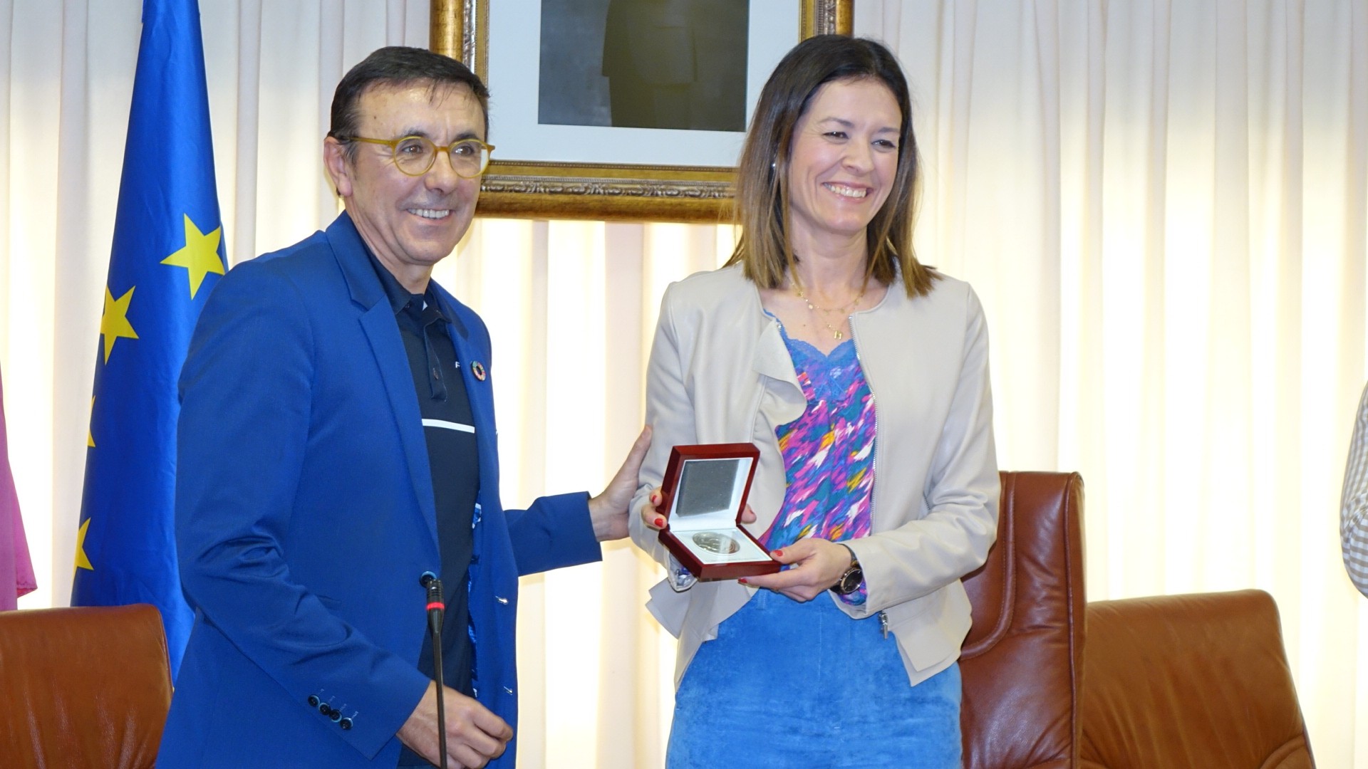 Águilas es distinguida con la medalla de plata de la FETRI por su compromiso con el triatlón