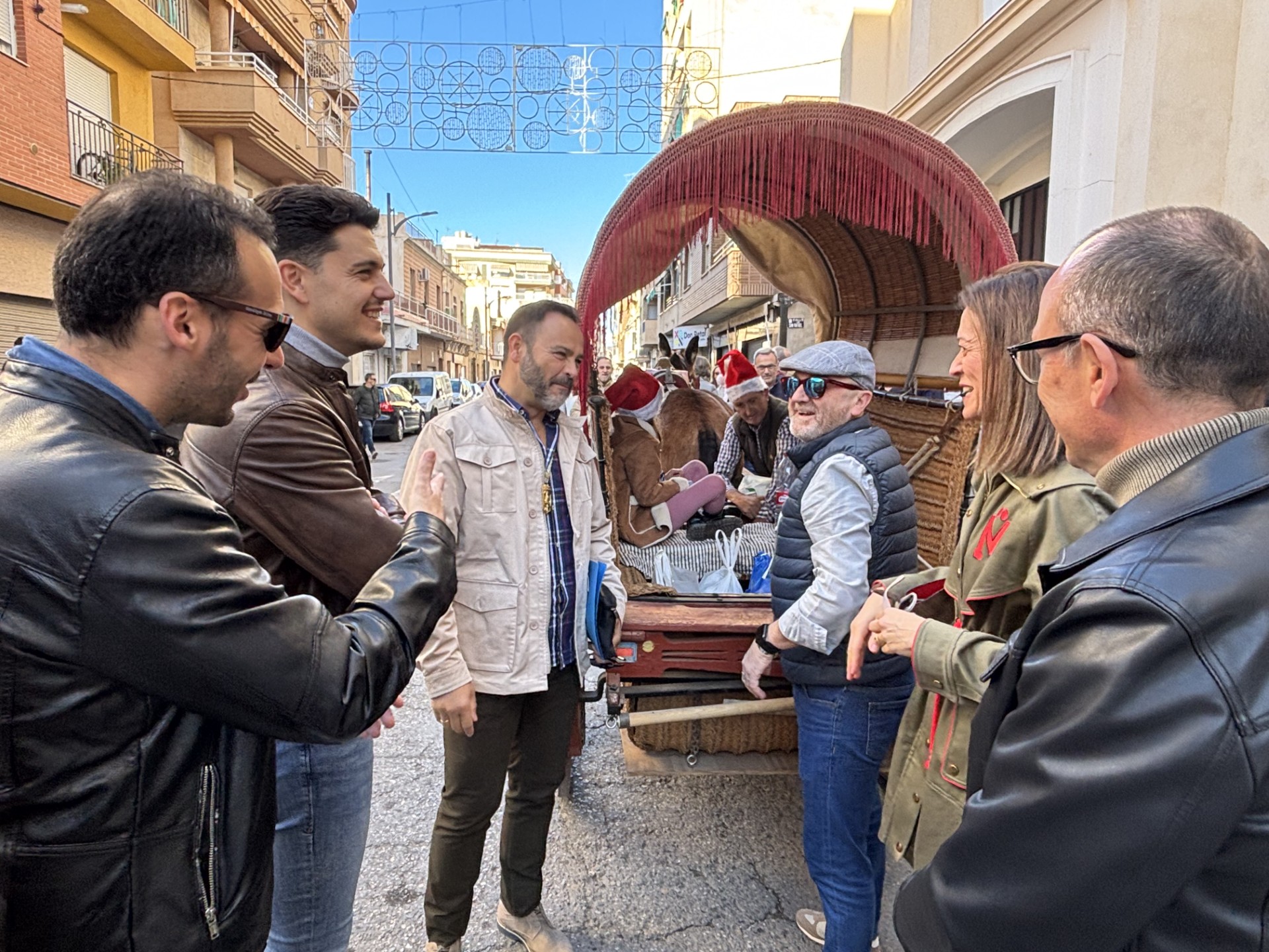 La Carreta de la Hermandad Rociera de Águilas recorre las calles recogiendo la solidaridad del pueblo aguileño