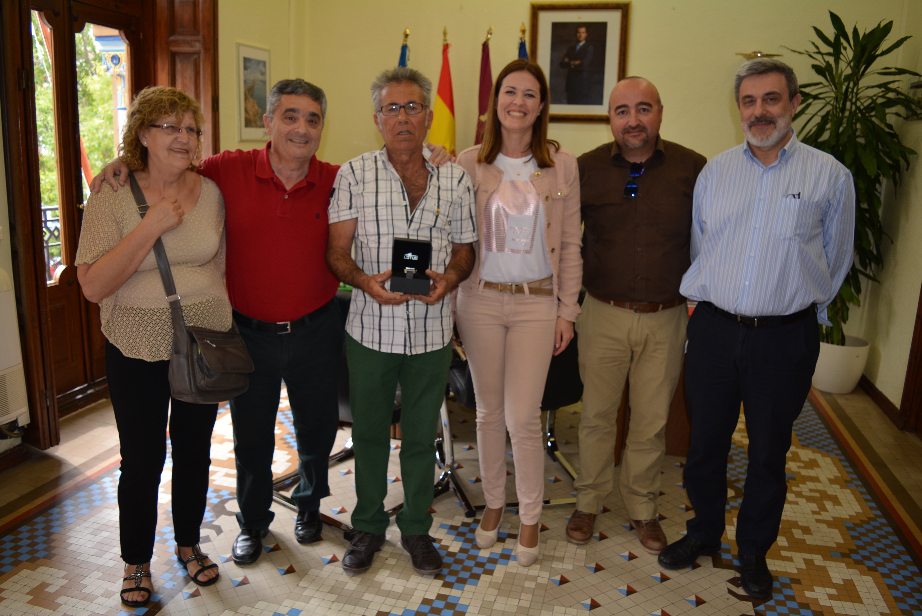 Reconocimiento a José García tras 42 años de servicio como electricista municipal