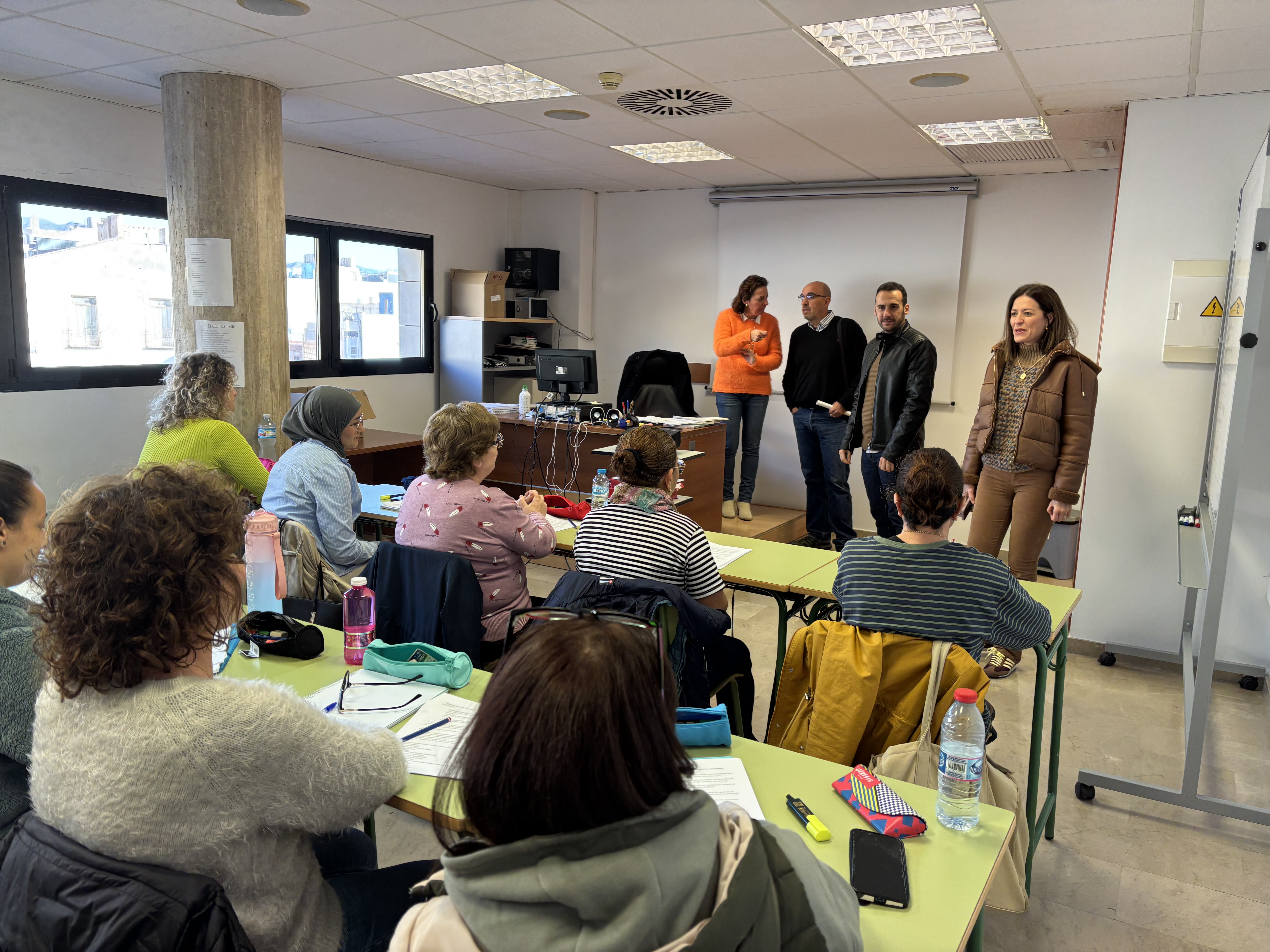 La alcaldesa visita a los participantes en los distintos cursos formativos puestos en marcha por el Ayuntamiento  