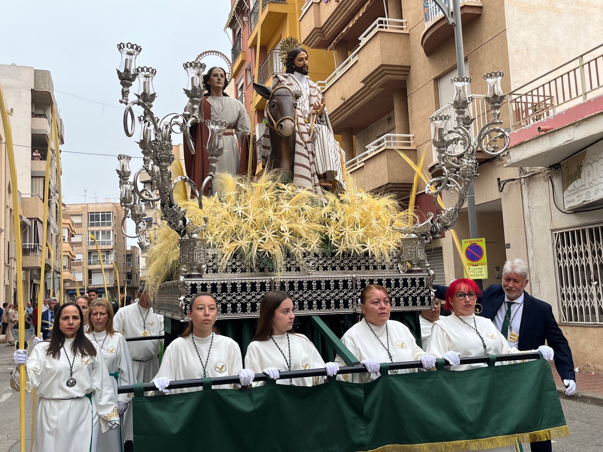 La procesión de las Palmas recorre las calles de Águilas