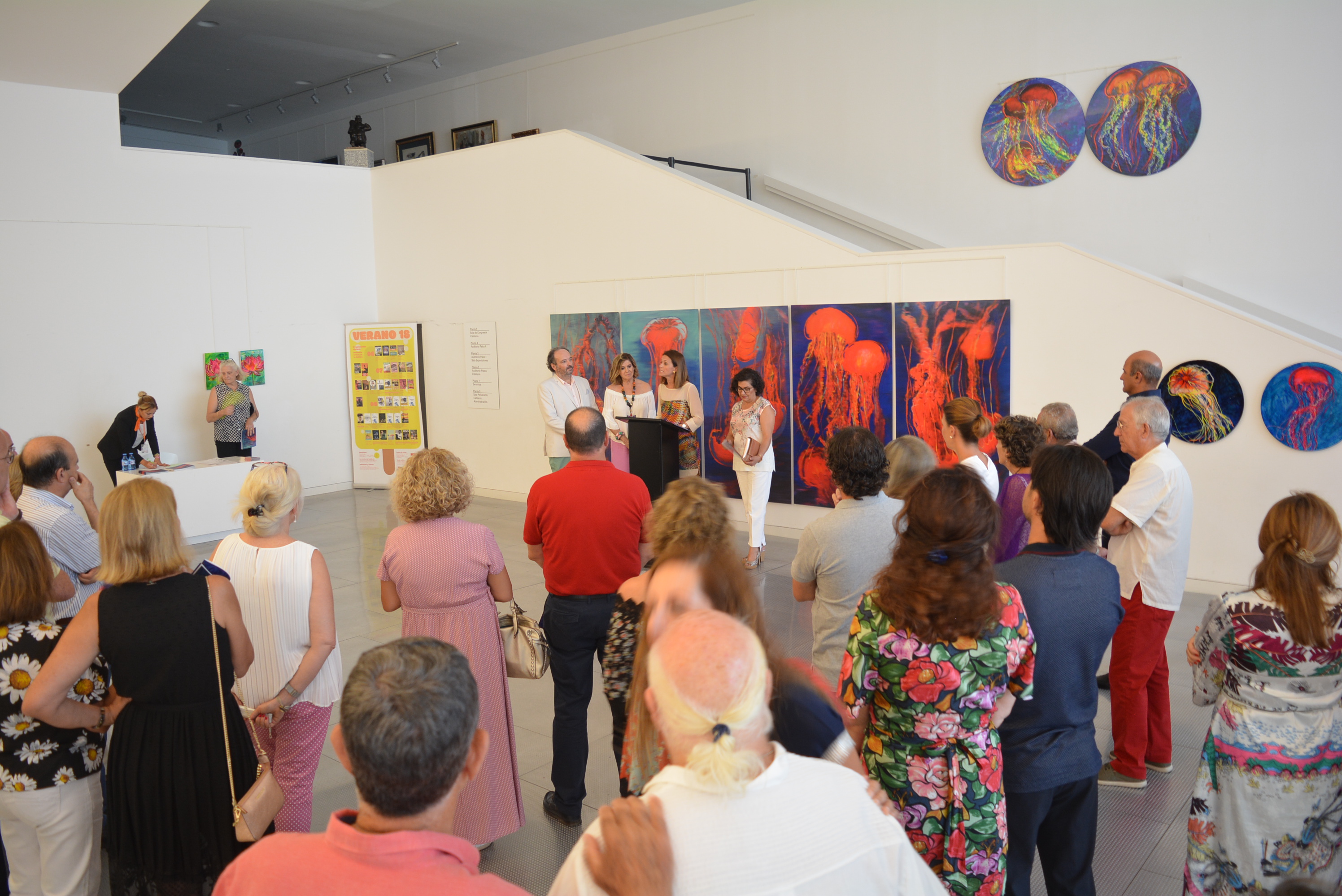 El Auditorio de Águilas acoge hasta el próximo día 31 una colorista exposición de Muher