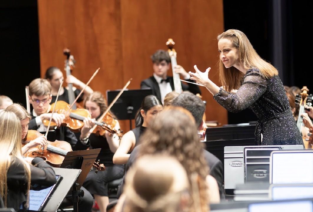 Isabel Rubio guía a la JOGV en una noche vibrante del Ciclo de Orquestas Jóvenes