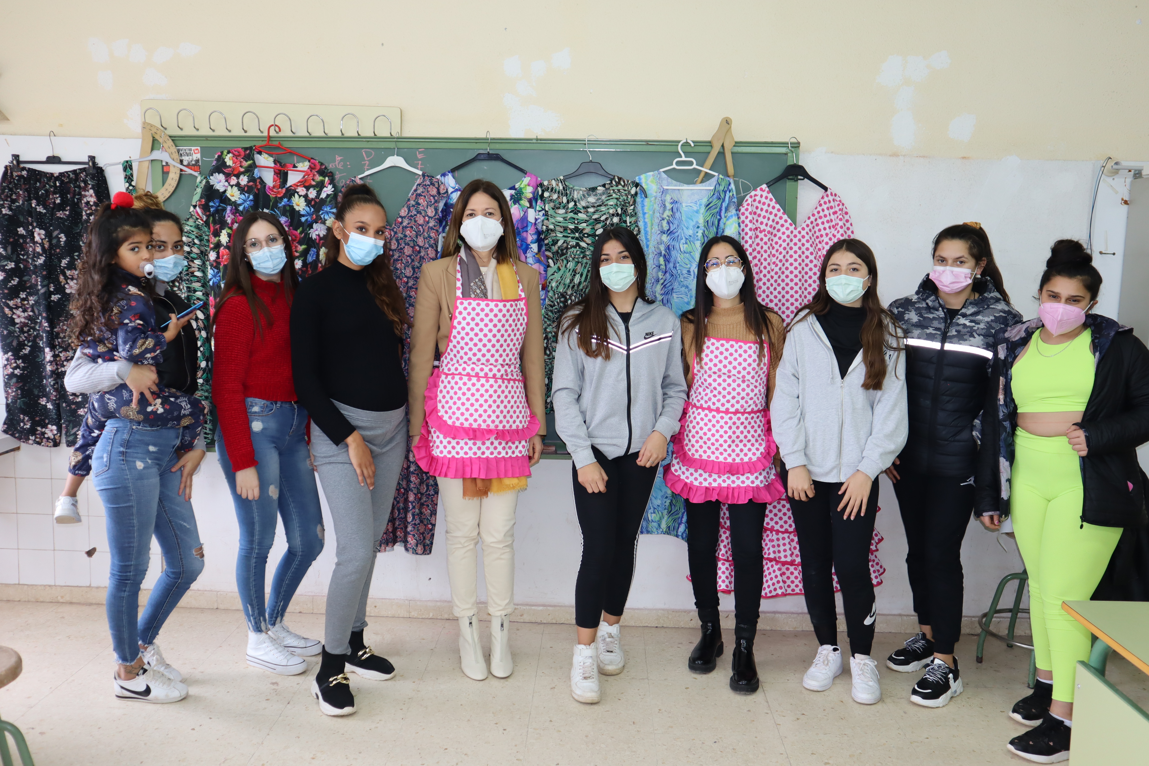 La alcaldesa y la edil de Igualdad visitan el curso de costura dirigido a mujeres gitanas