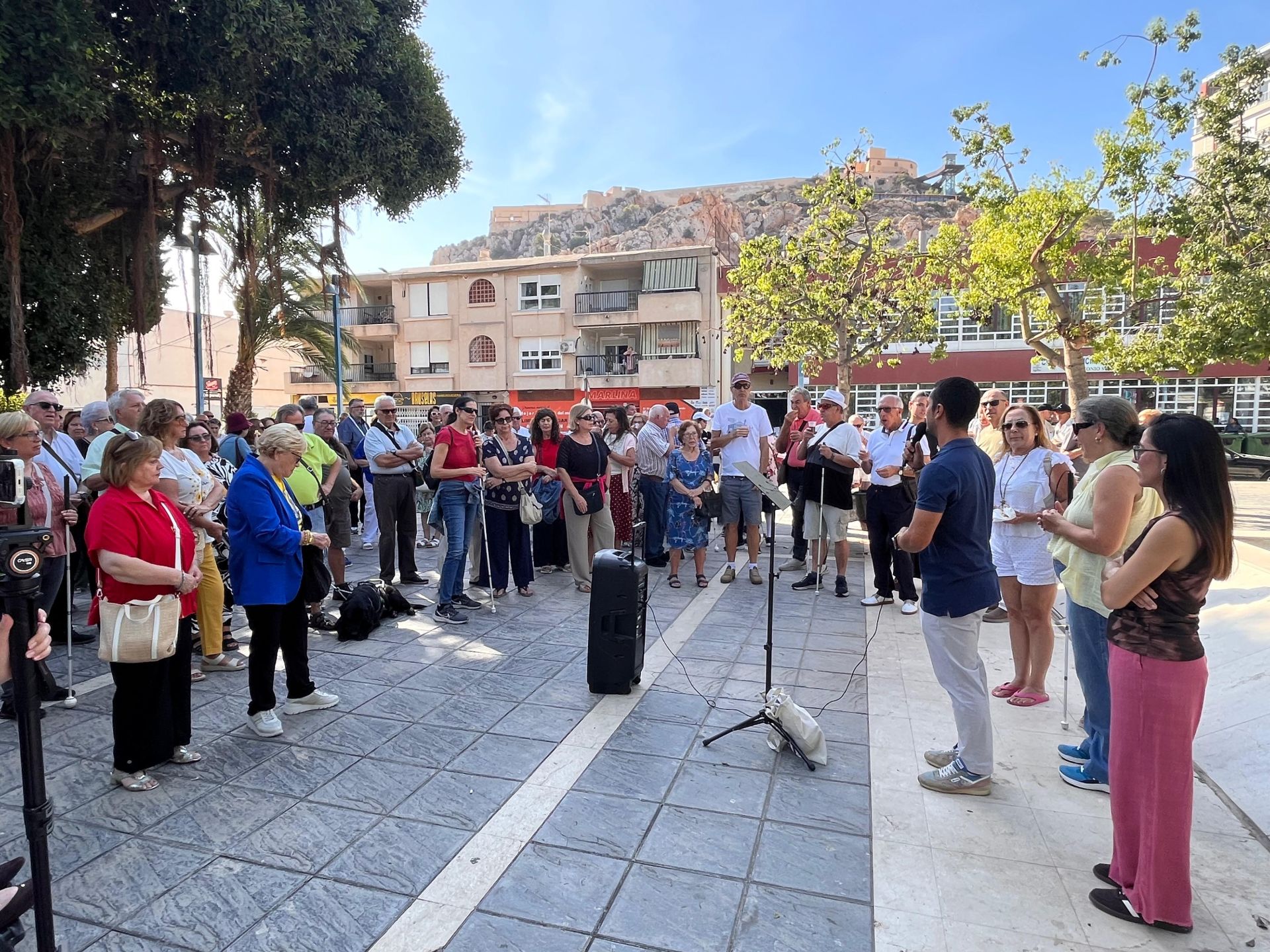 Águilas acoge la visita de 220 personas con discapacidad visual y sus acompañantes en el Día Internacional de las Personas Mayores