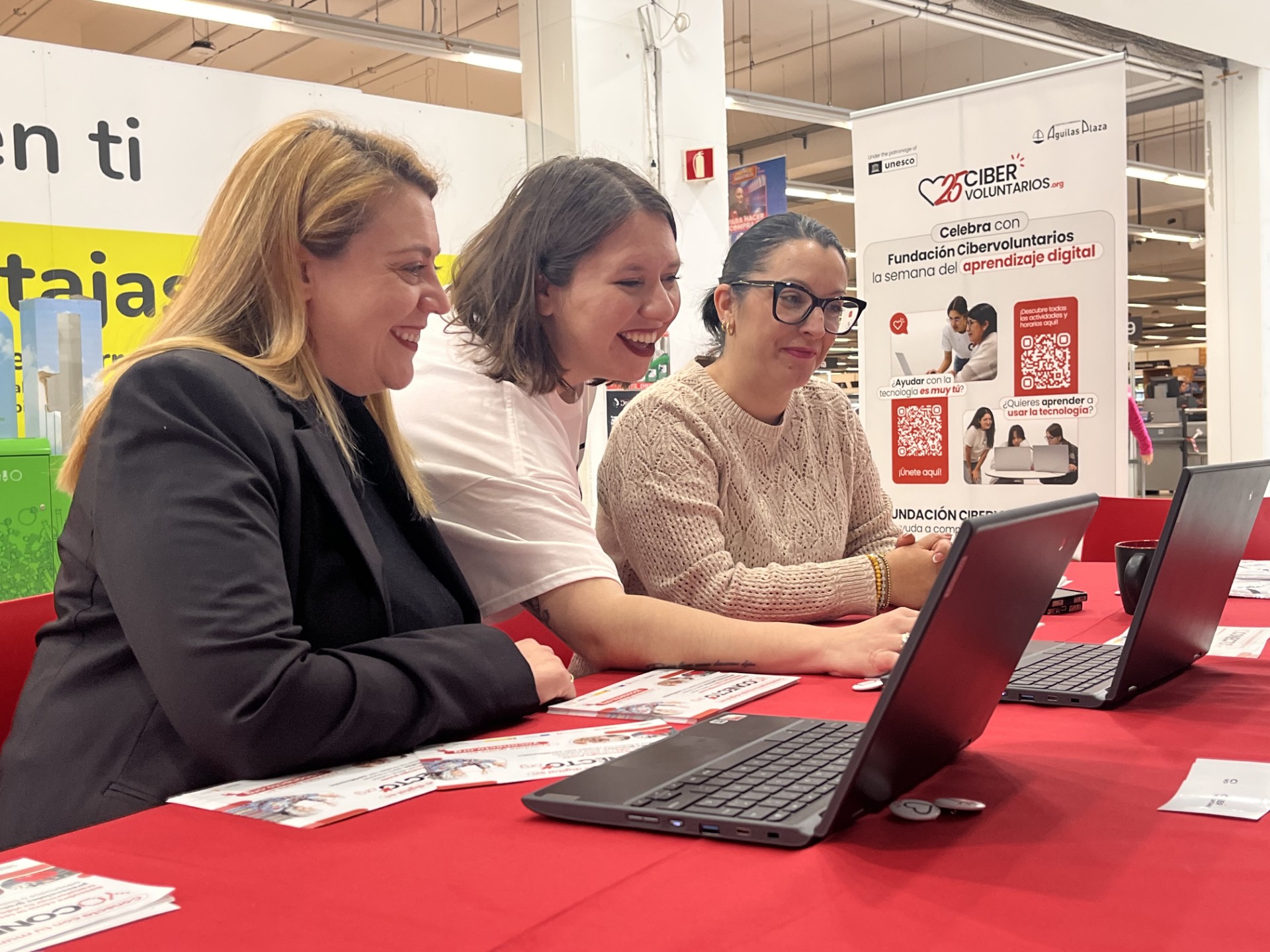 Fundación Cibervoluntarios y centro comercial Águilas Plaza acercan la tecnología a la ciudadanía por el Día del Aprendizaje Digital