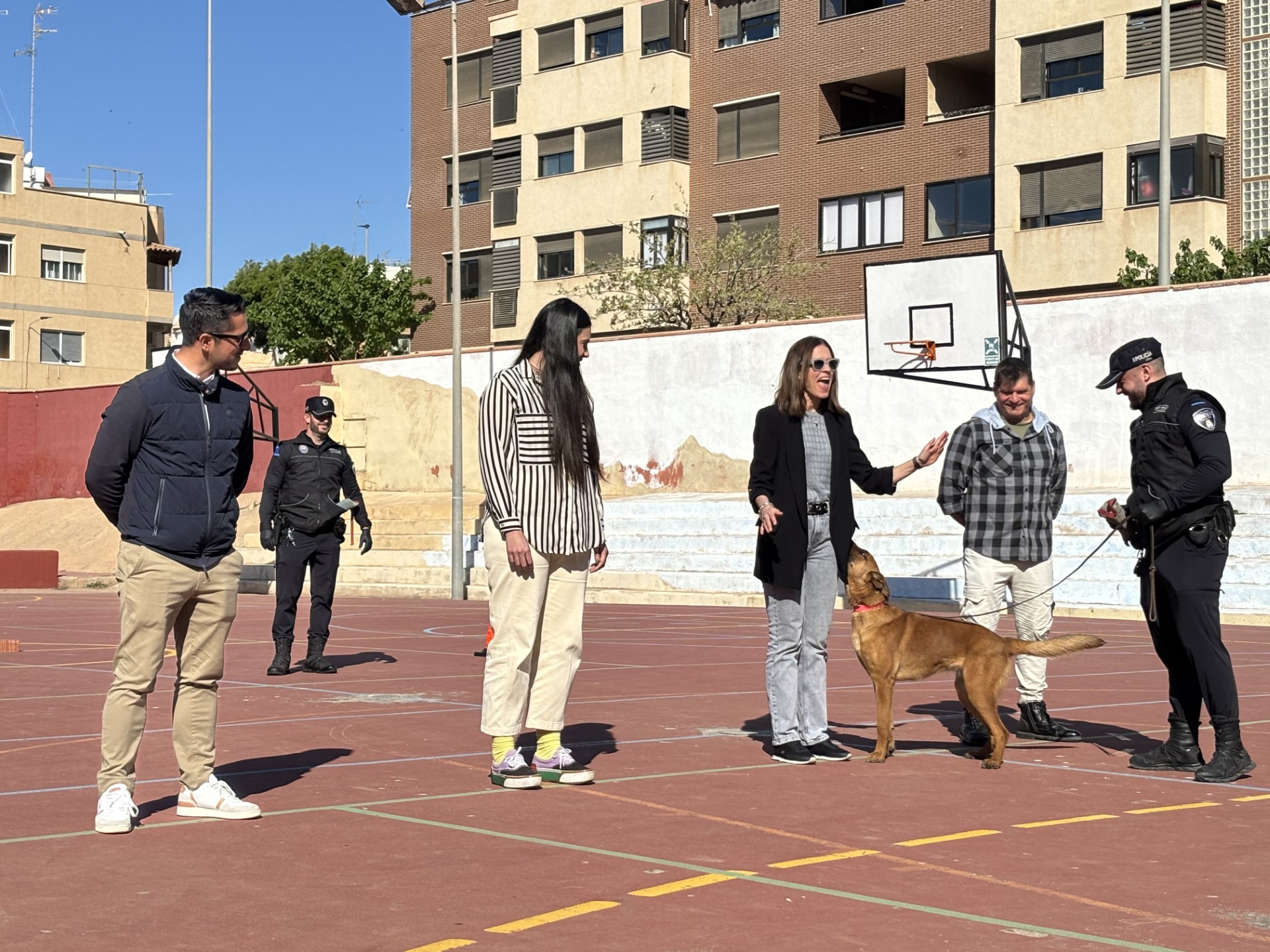 La unidad canina de la Policía Local participa en una exhibición en el colegio San Juan de las Águilas