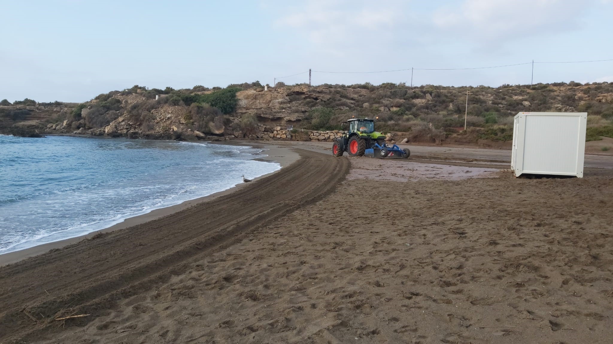 Las playas de Águilas comienzan a recuperar la normalidad tras las fuertes lluvias de ayer