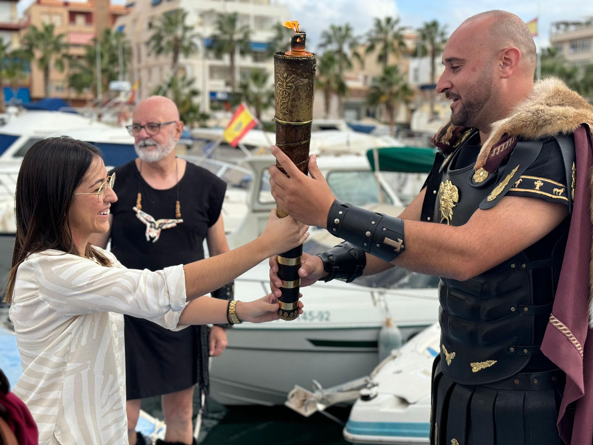 El “fuego sagrado” partió desde Águilas a Cartagena a bordo del velero Neus Aguamarina
