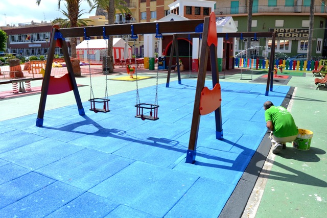 La concejalía de Parques y Jardines remodela las zonas de juegos infantiles de Águilas 