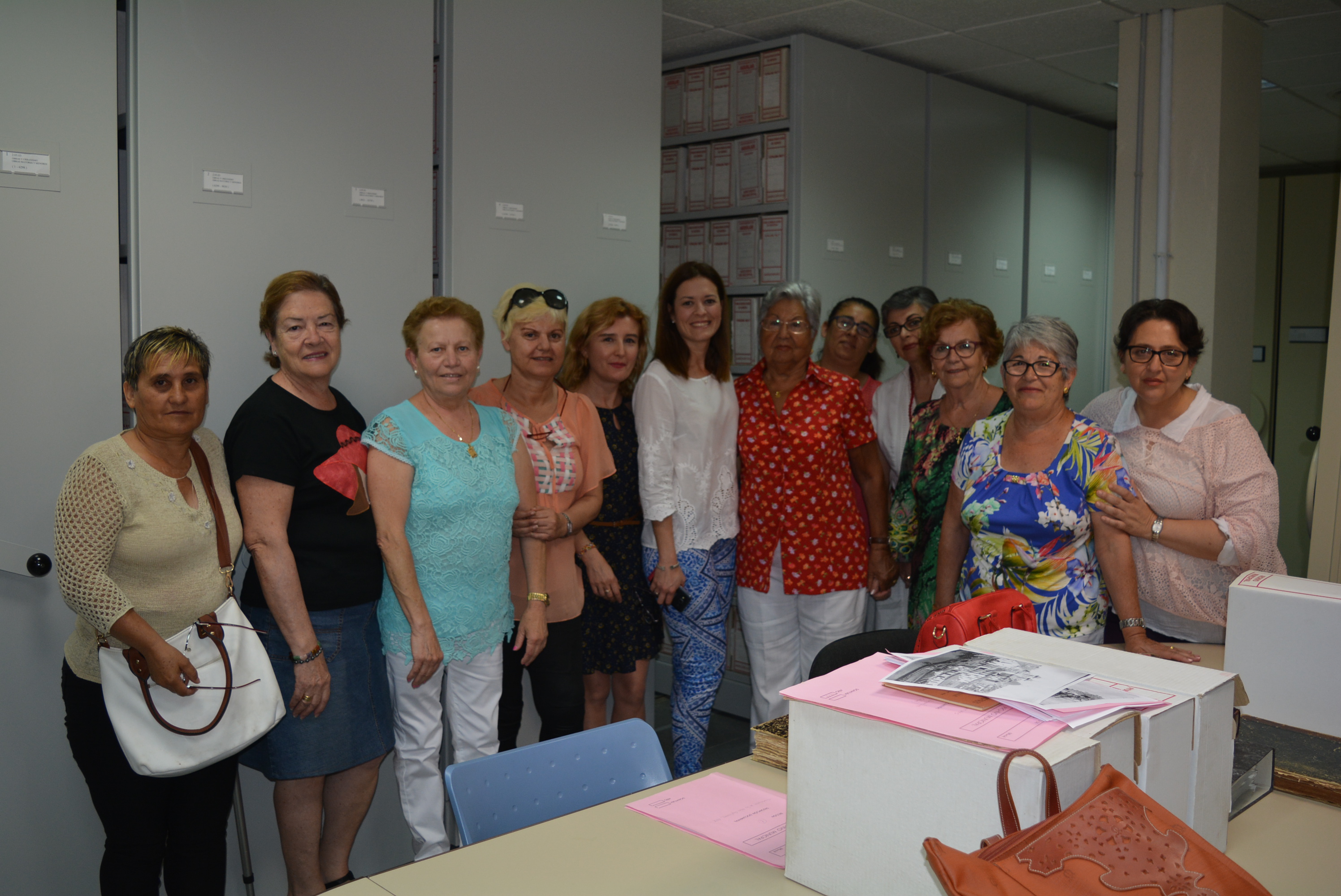 Las alumnas de Lectoescritura y Escritura Creativa visitan el archivo municipal