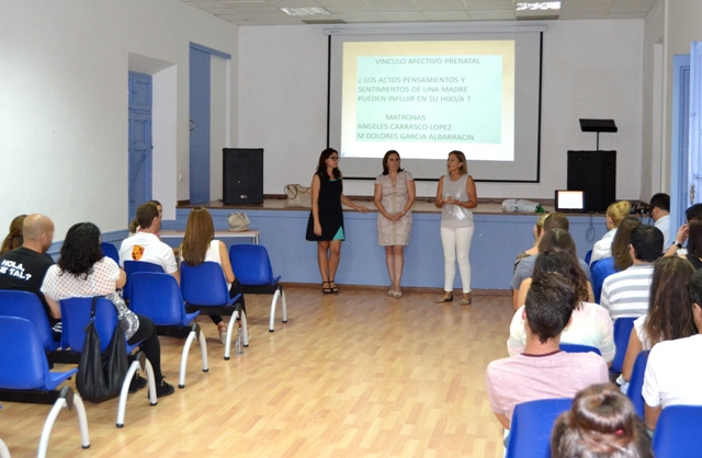 Una ‘Escuela de Madres y Padres’ prepara a decenas de parejas aguileñas para el parto 