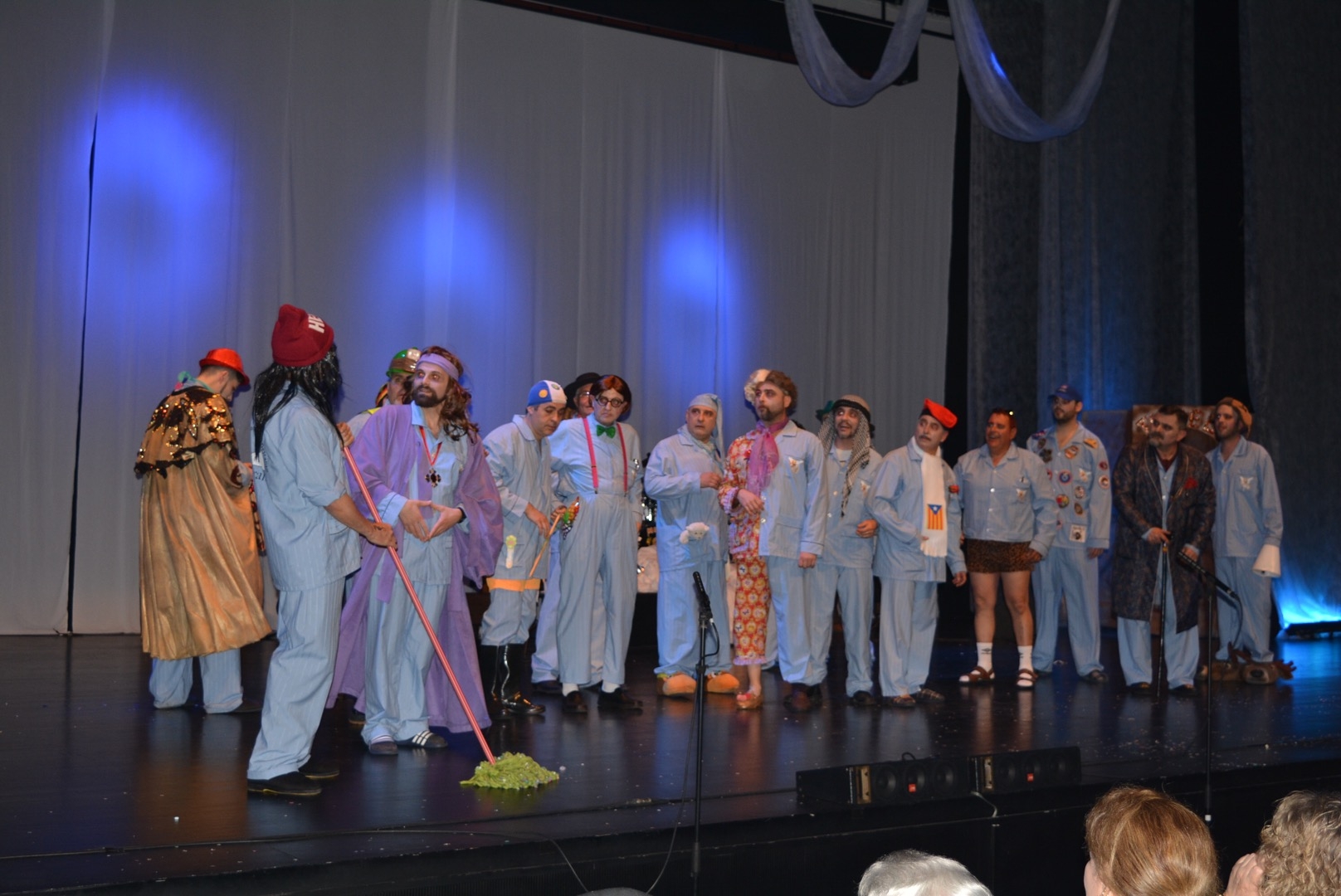 La murga “Los ciegos, ciegos perdíos” pone en pie al público 